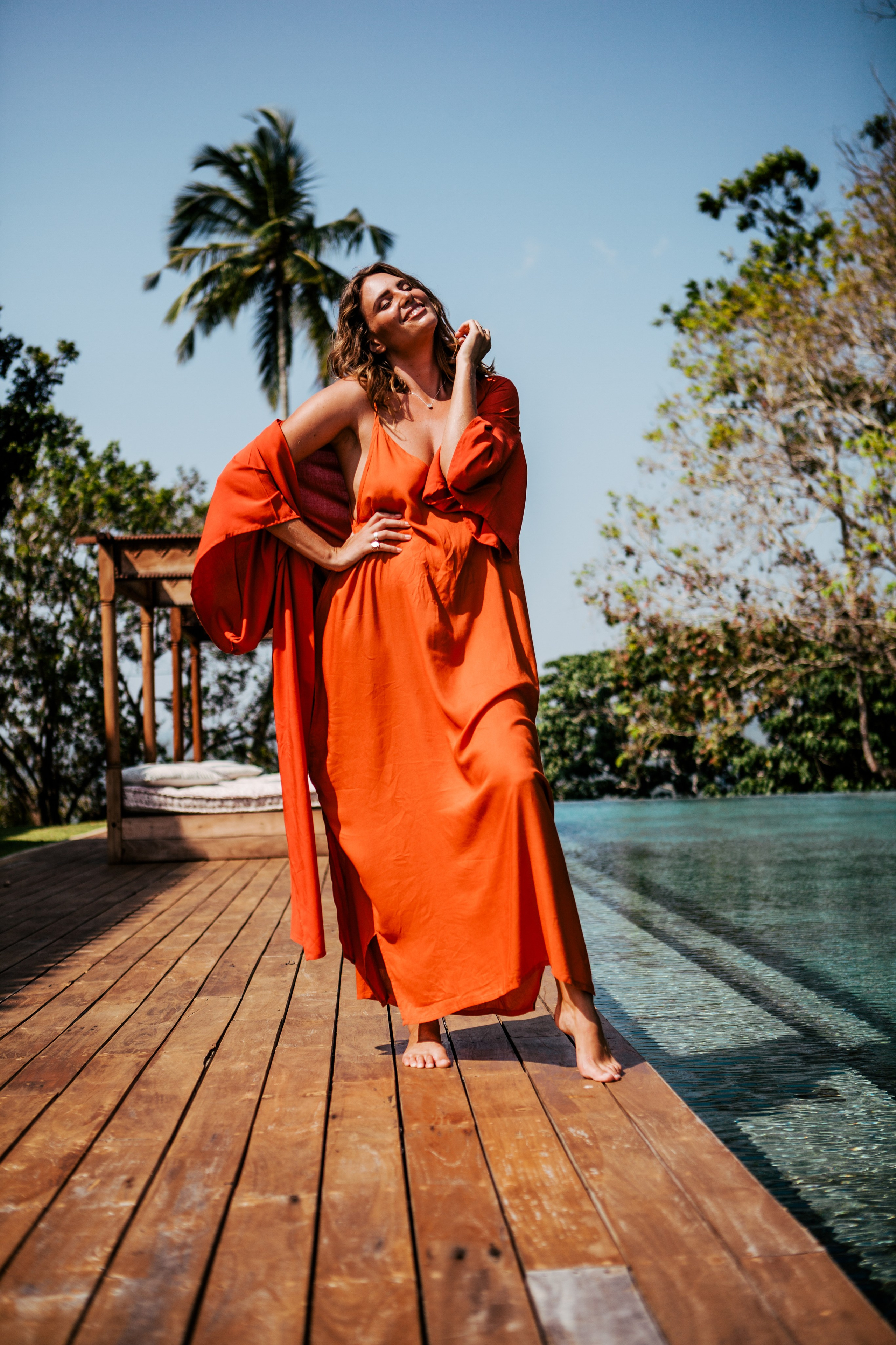 Девушка в красном платье в отеле Malabar Hill — Роскошная портретная съемка | Шри-Ланка. Фотограф на Шри-Ланке