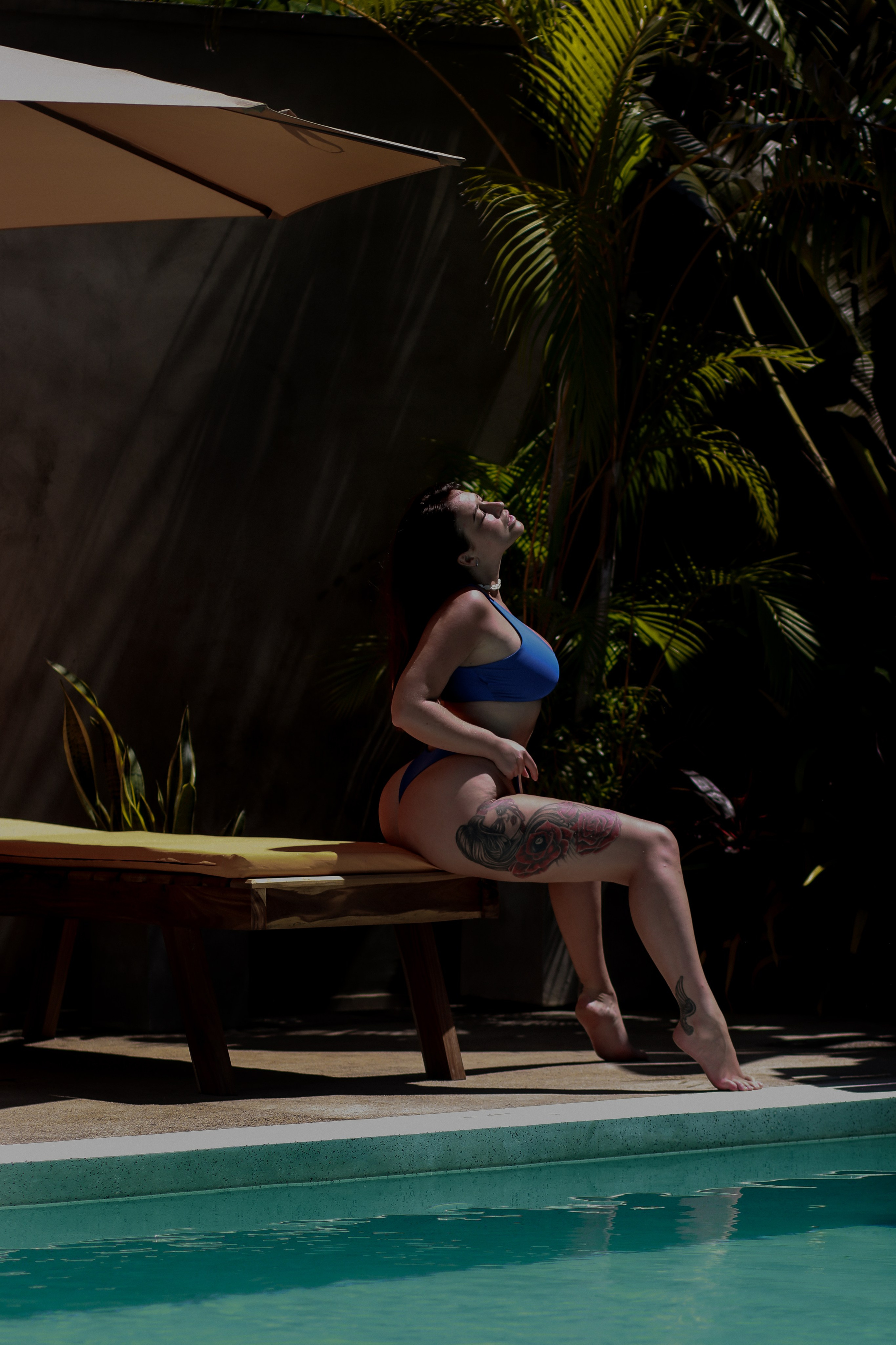 Эстетичная фотосессия на вилле у бассейна | Девушка в тропическом раю. Фотограф на Шри-Ланке