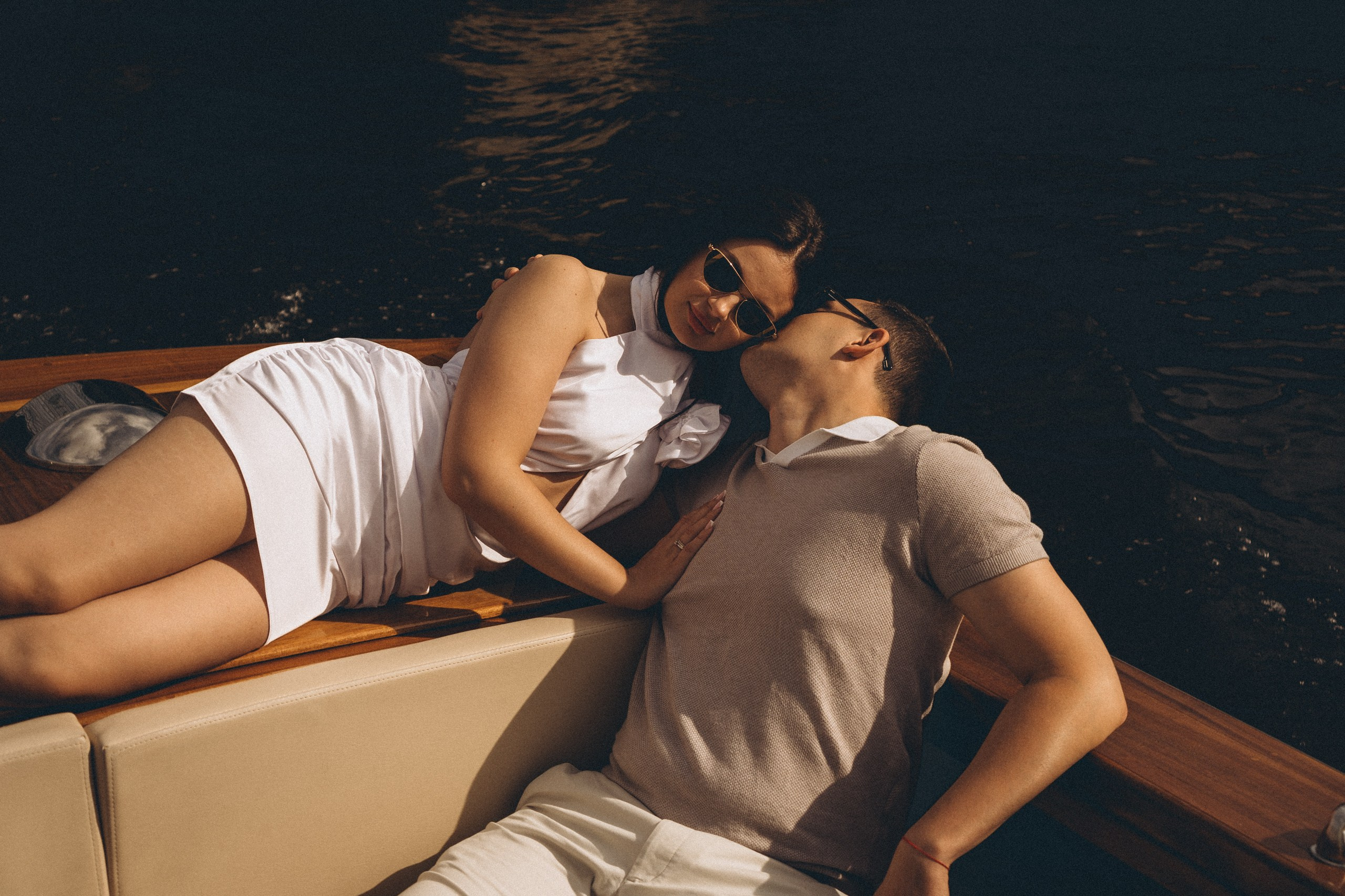 СВАДЕНБНАЯ СЬЕМКА НА КАТЕРЕ ПО КАНАЛАМ САНКТ-ПЕТЕРБУРГА И В АКВАТОРИИ НЕВЫ. Профессиональный фотограф, Санкт-Петербург — Виктория Богомолова