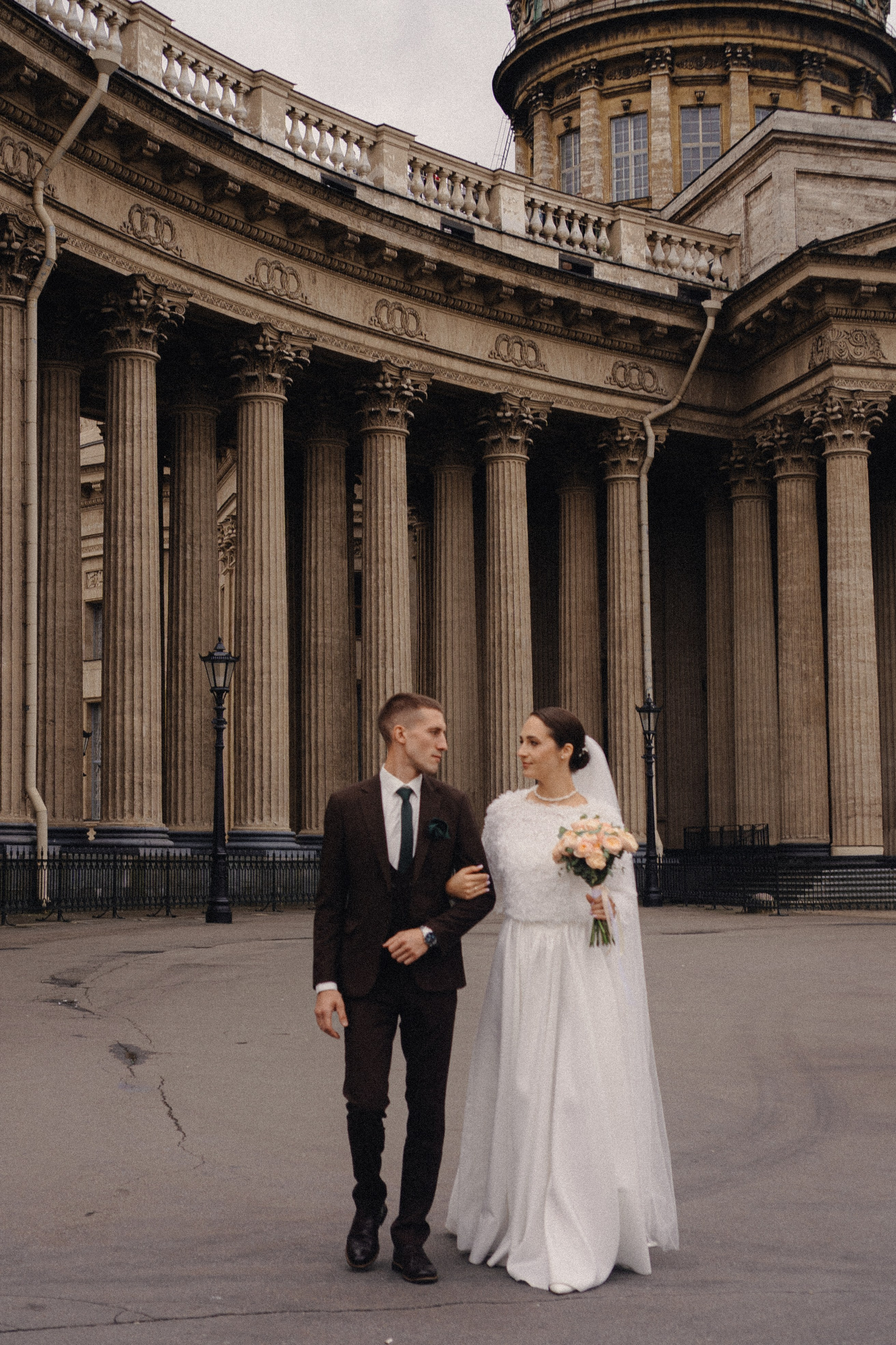 СВАДЕБНАЯ ПРОГУЛКА В САНТК-ПЕТЕРБУРГЕ (ИСАКИЕВСКИЙ СОБОР, ЗИМНЯЯ КАНАВКА, ЭРМИТАЖ И БОЛЬШАЯ МОРСКАЯ УЛИЦА). Профессиональный фотограф, Санкт-Петербург — Виктория Богомолова