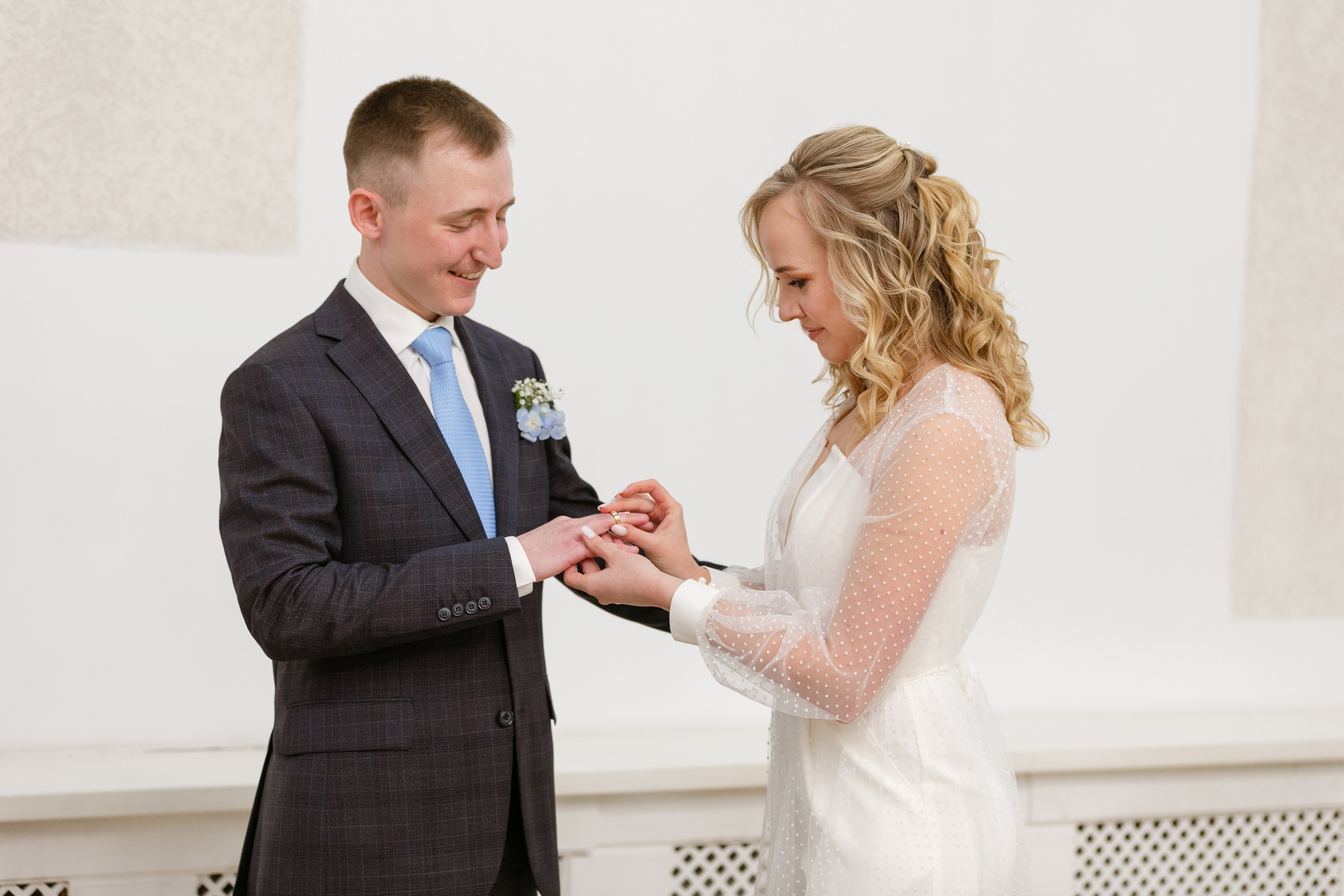 Кто одевает кольцо на палец жениху в ЗАГСе