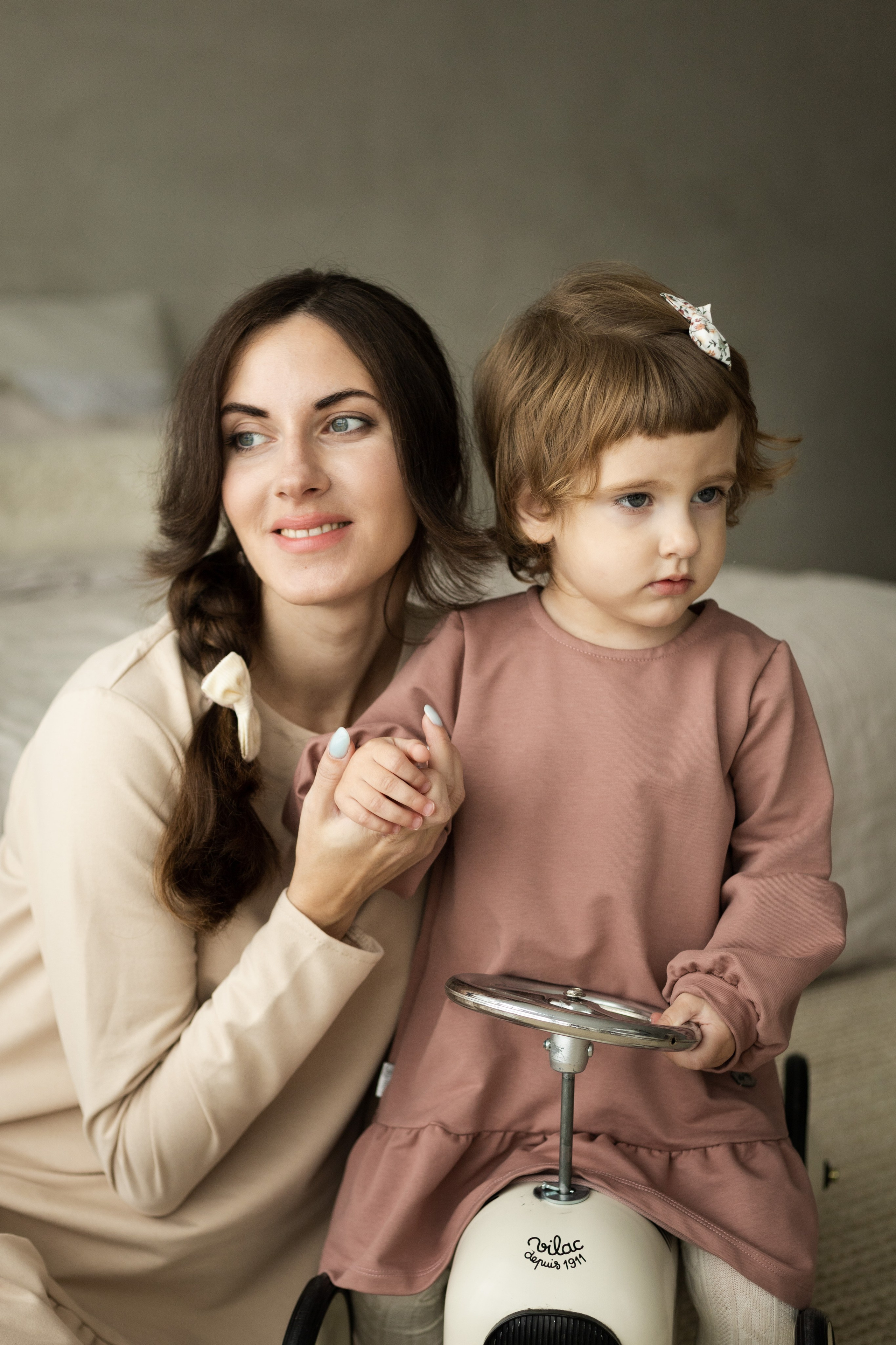 Аксинья и Нина готовят вместе печенье. Студийная фотосессия мамы и дочки в lifestyle стиле. Семейный и детский фотограф в Санкт-Петербурге Павлова Елена