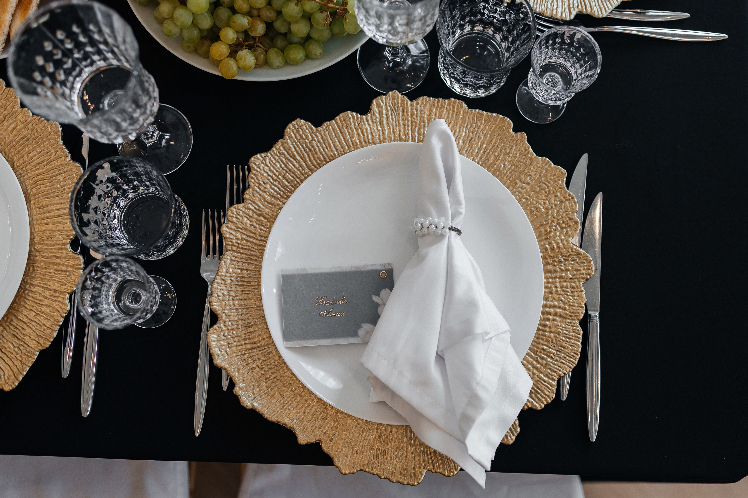 Красивый свадебный ужин в уютном ресторане. Олег Сверчков | Свадебный фотограф Вологда