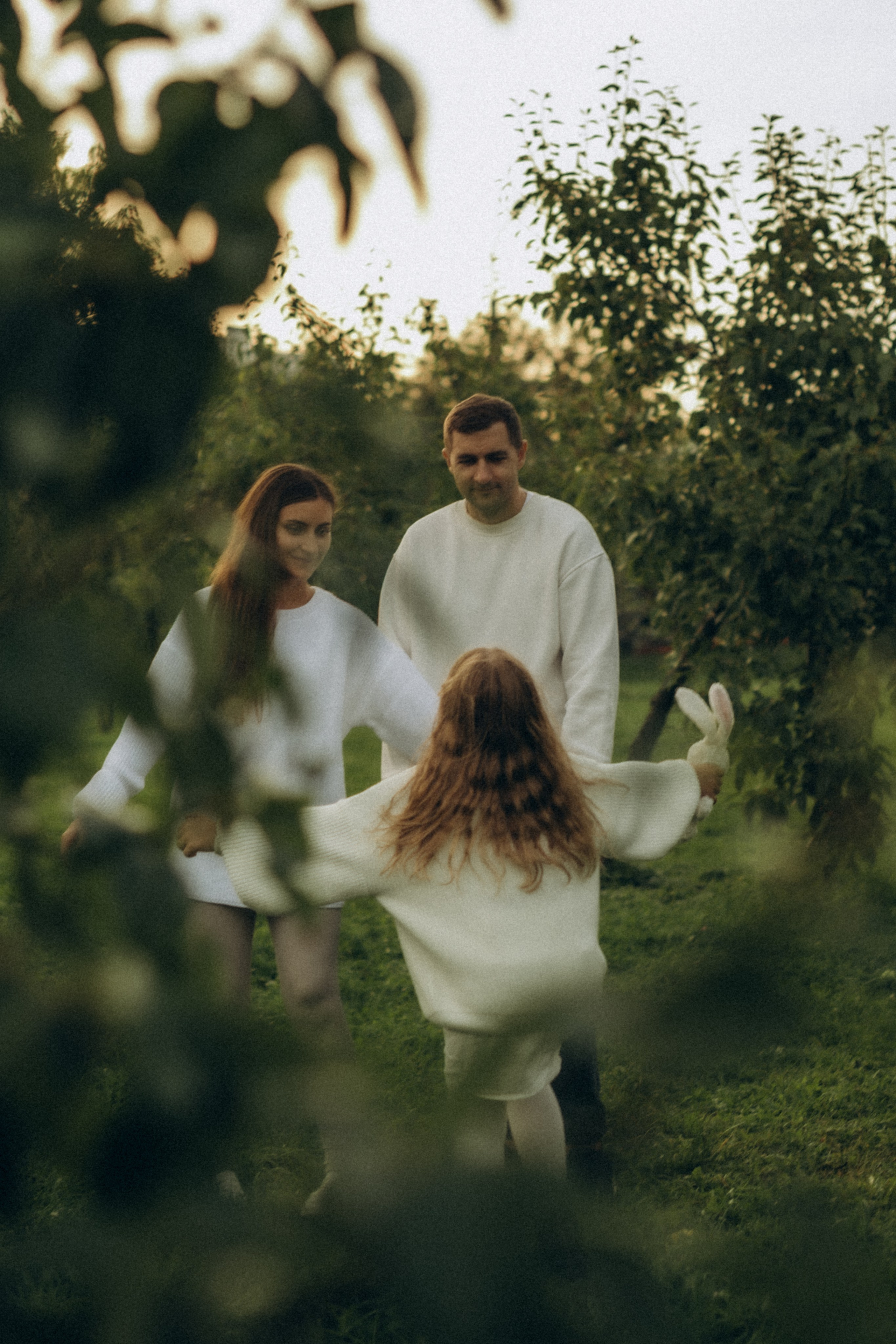 В яблоневых садах. Гаврилова Настя семейный фотограф lifestyle в Москве