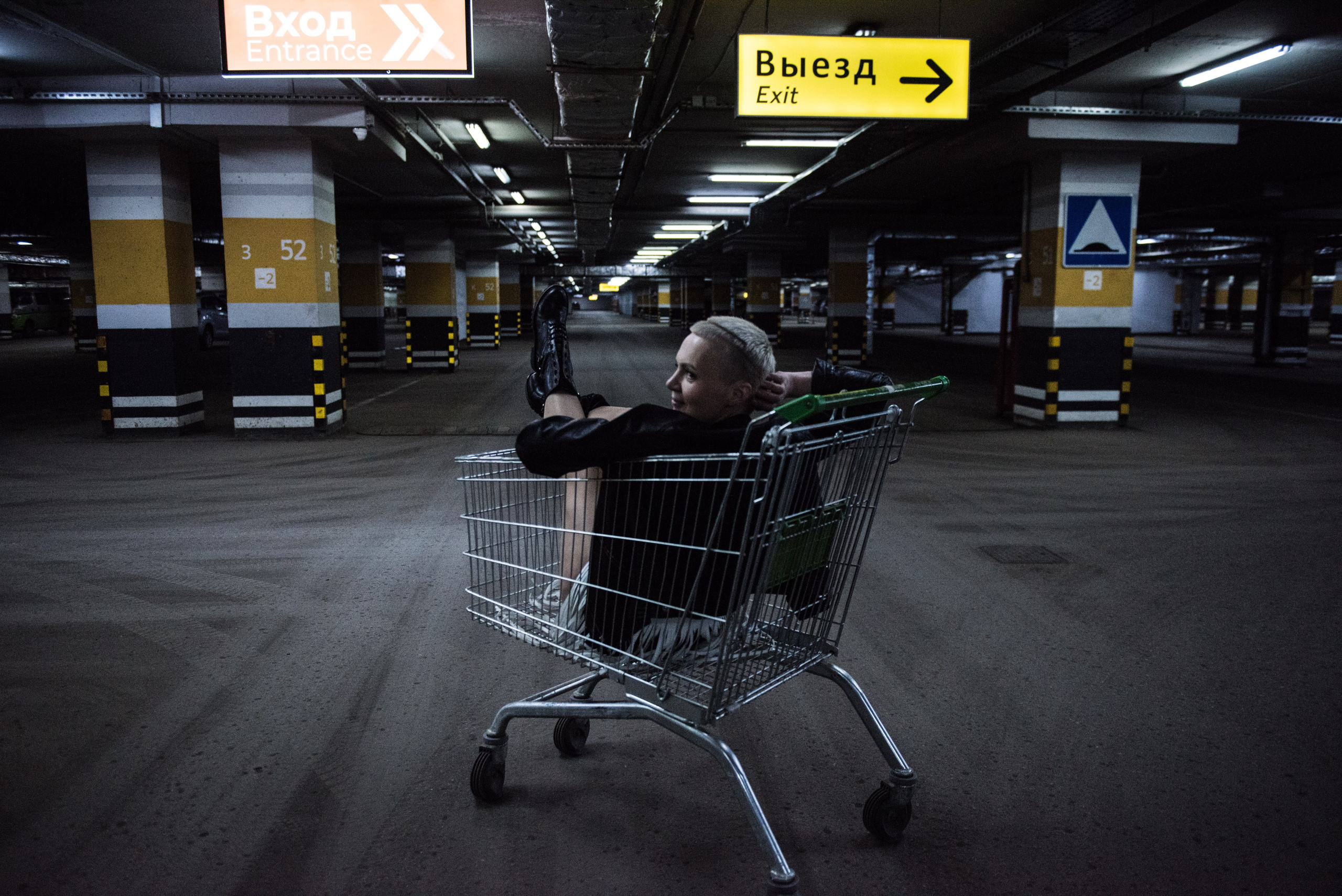 Юля. съёмка на паркинге. Арт фотограф