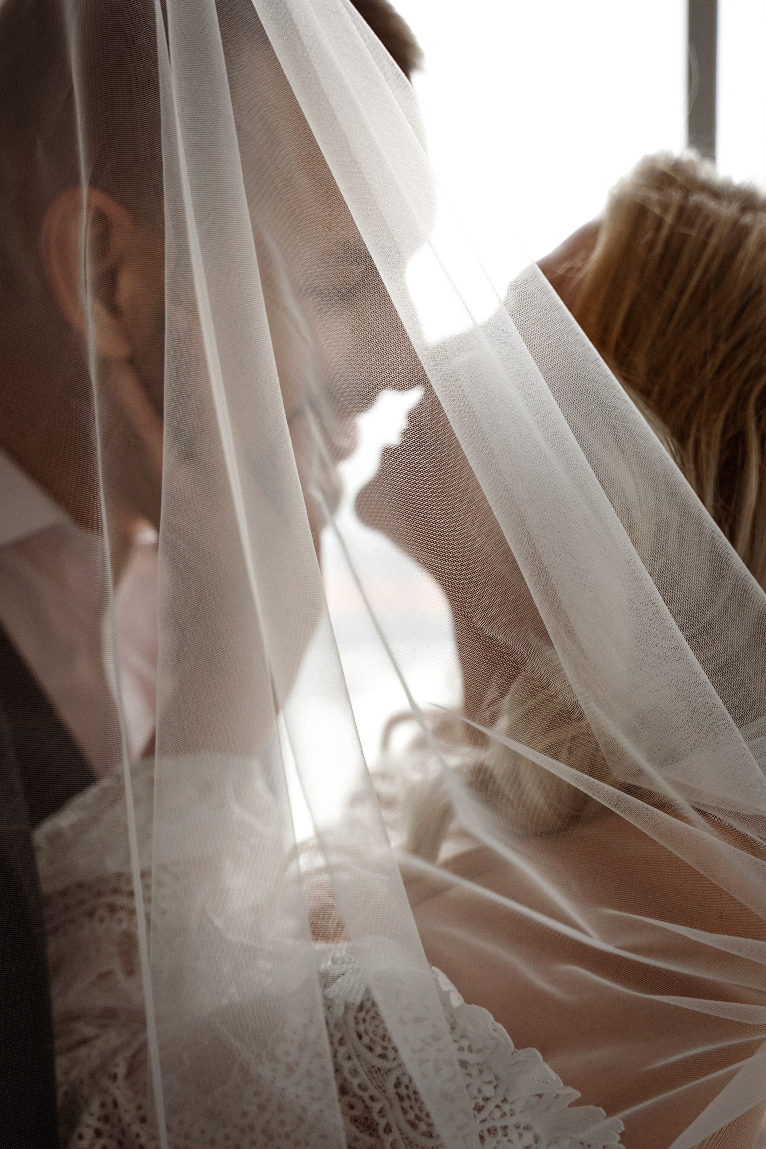 Свадебная фотосессия в студии с темным полом