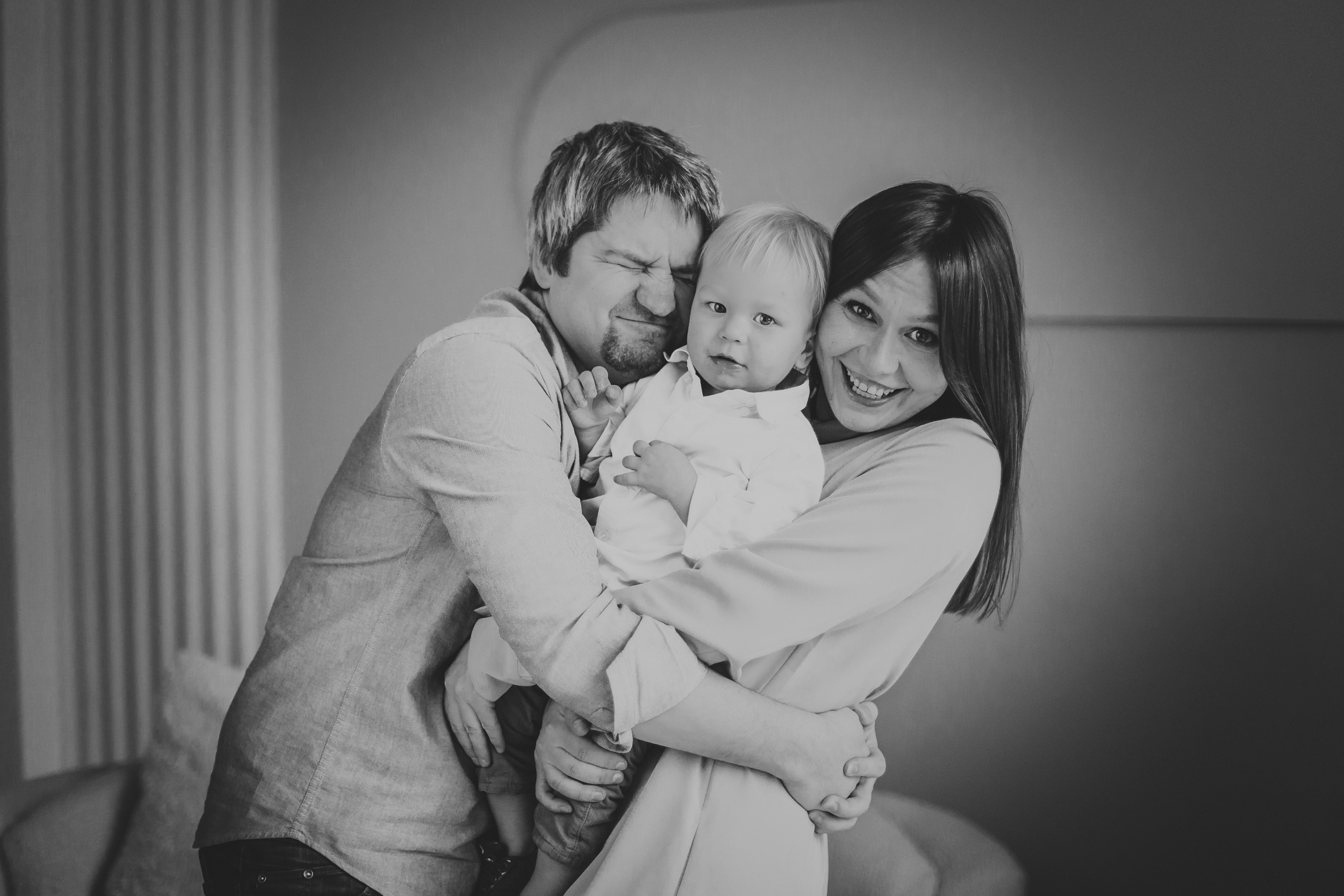 Студийная фотосессия маленького мальчика с родителями и бабушкой. Детский, свадебный и семейный фотограф Юлия Курбатова, Санкт-Петербург