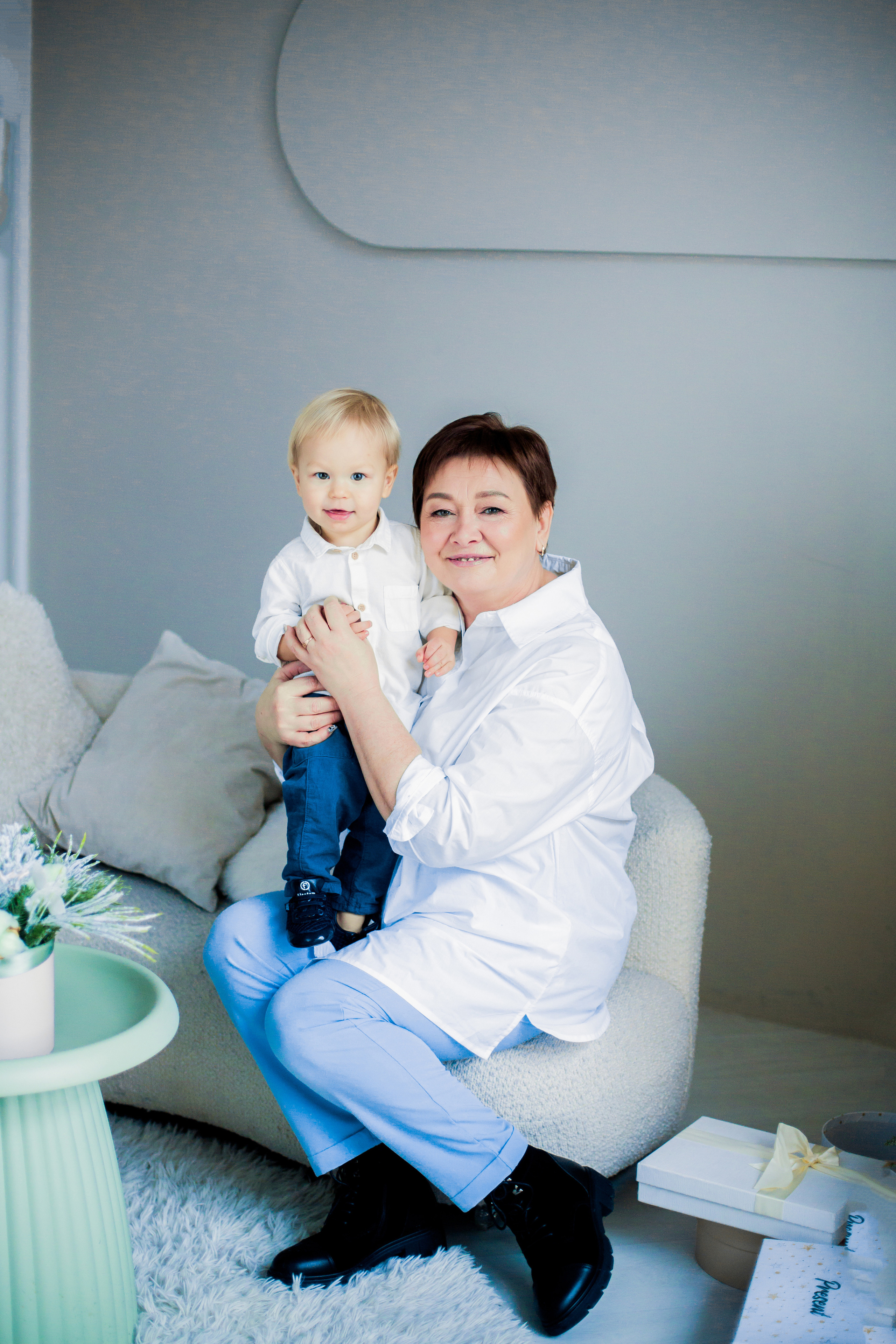 Студийная фотосессия маленького мальчика с родителями и бабушкой. Детский, свадебный и семейный фотограф Юлия Курбатова, Санкт-Петербург