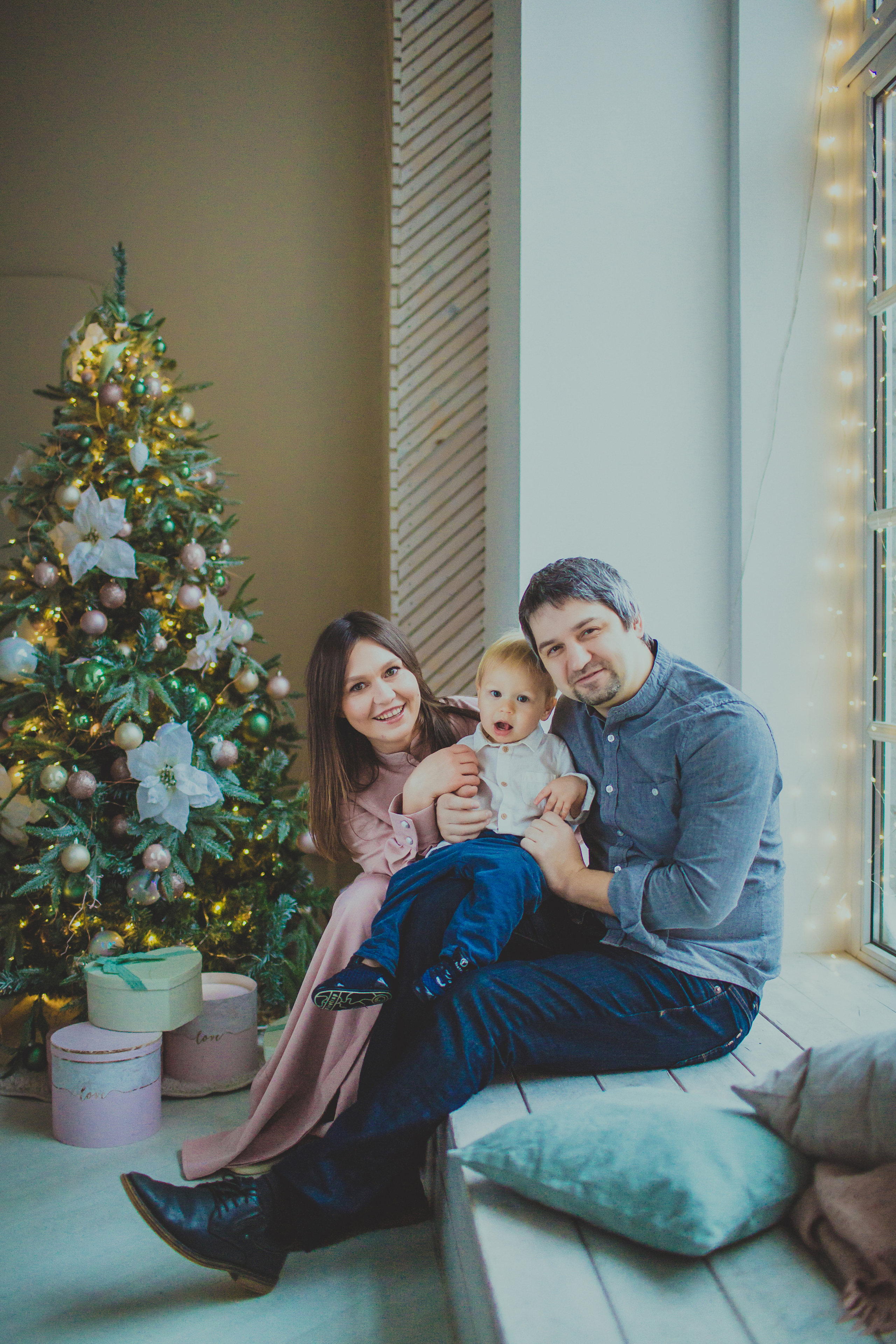 Студийная фотосессия маленького мальчика с родителями и бабушкой. Детский, свадебный и семейный фотограф Юлия Курбатова, Санкт-Петербург