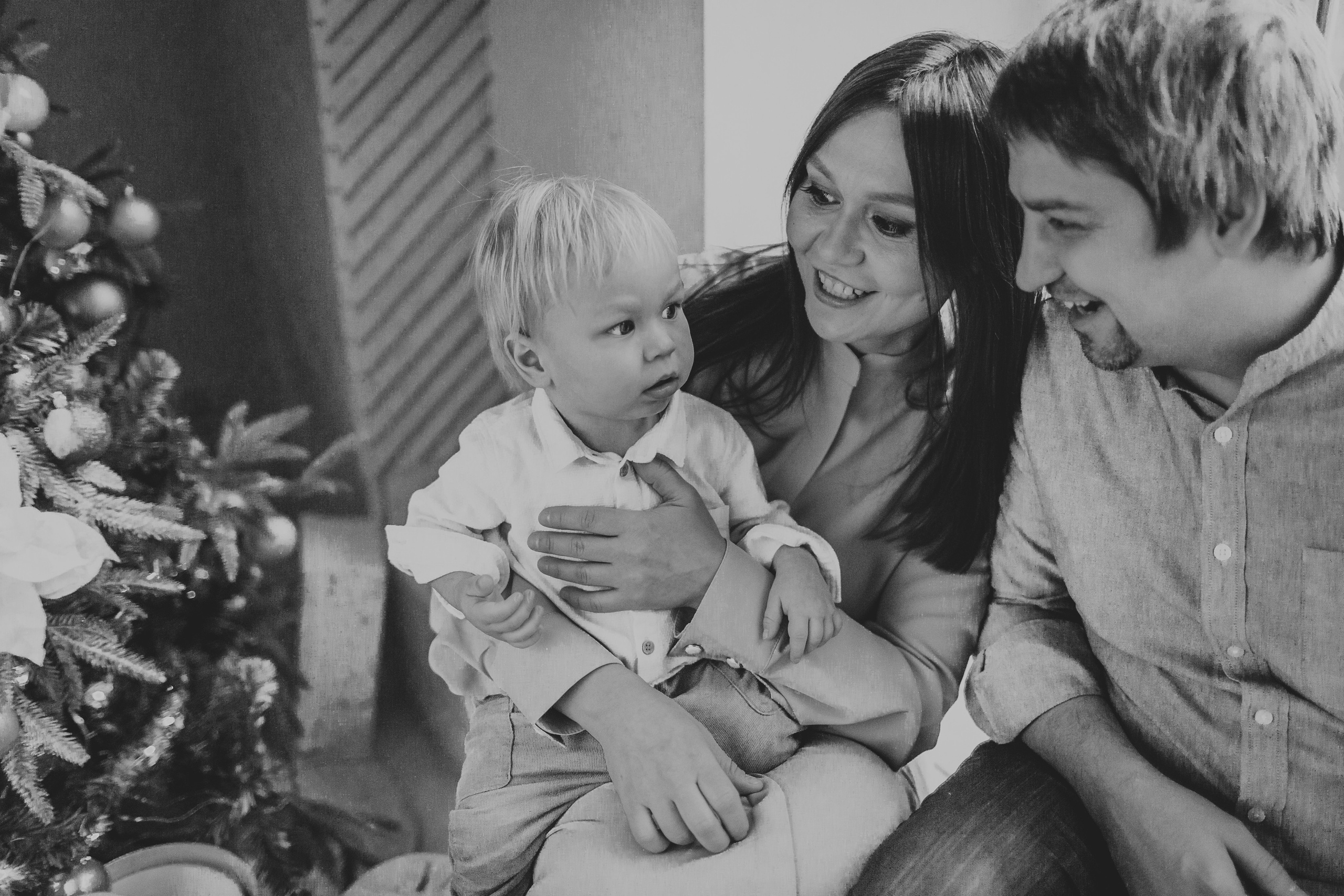 Студийная фотосессия маленького мальчика с родителями и бабушкой. Детский, свадебный и семейный фотограф Юлия Курбатова, Санкт-Петербург