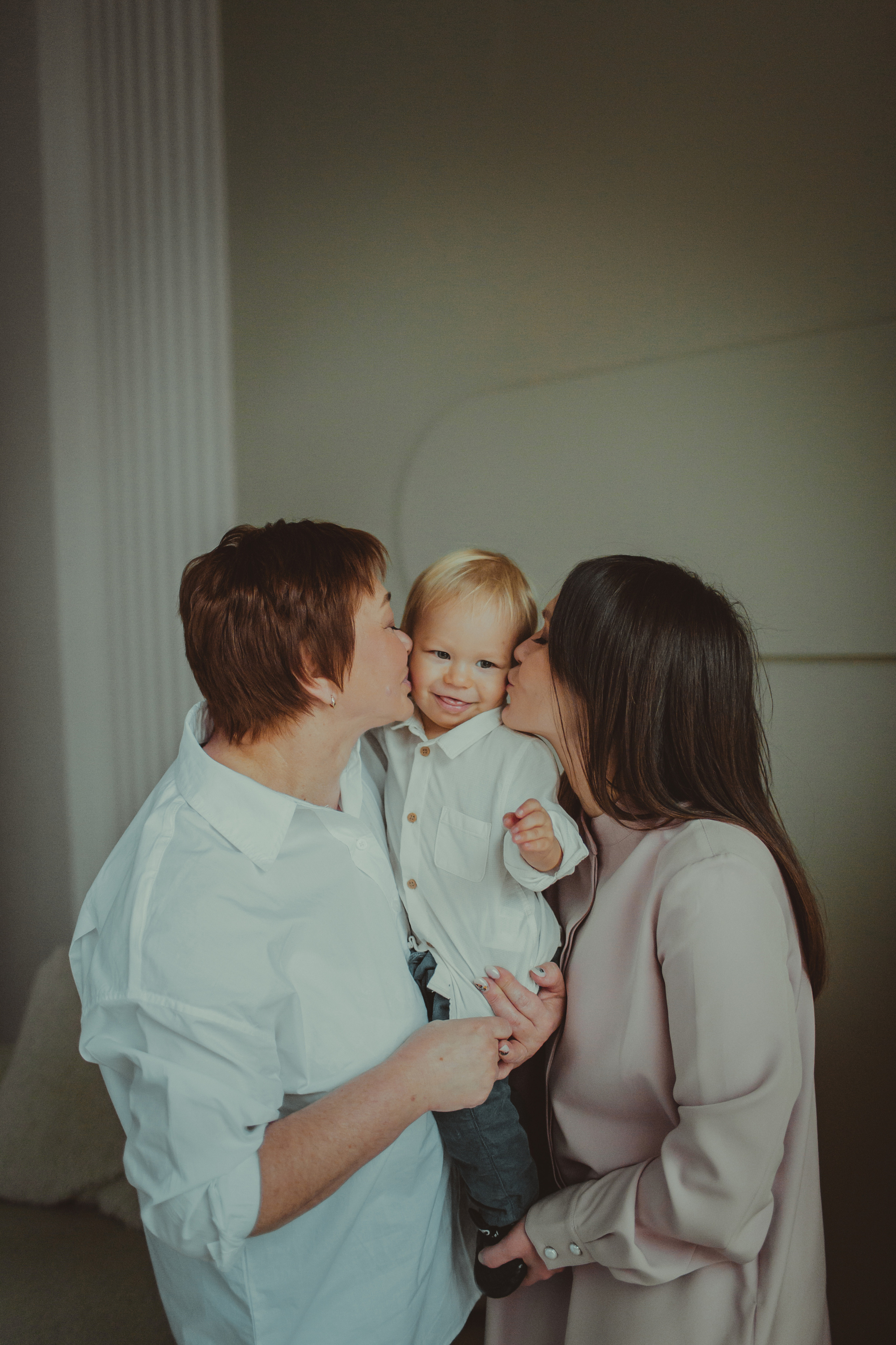 Студийная фотосессия маленького мальчика с родителями и бабушкой. Детский, свадебный и семейный фотограф Юлия Курбатова, Санкт-Петербург