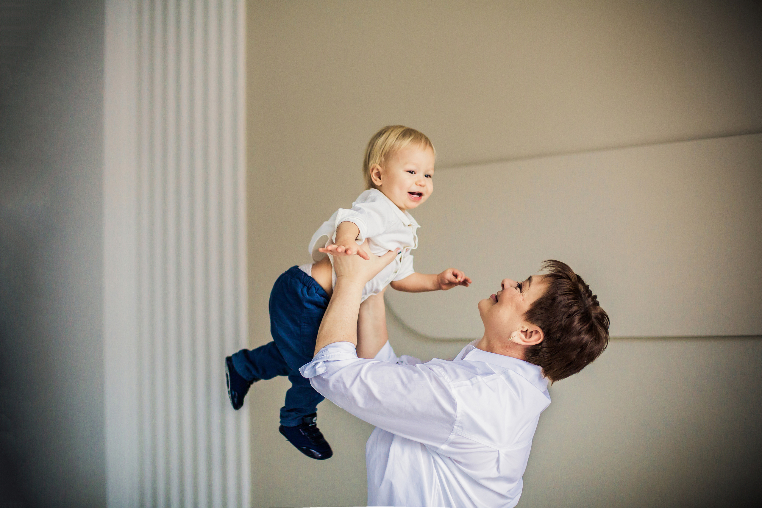 Студийная фотосессия маленького мальчика с родителями и бабушкой. Детский, свадебный и семейный фотограф Юлия Курбатова, Санкт-Петербург