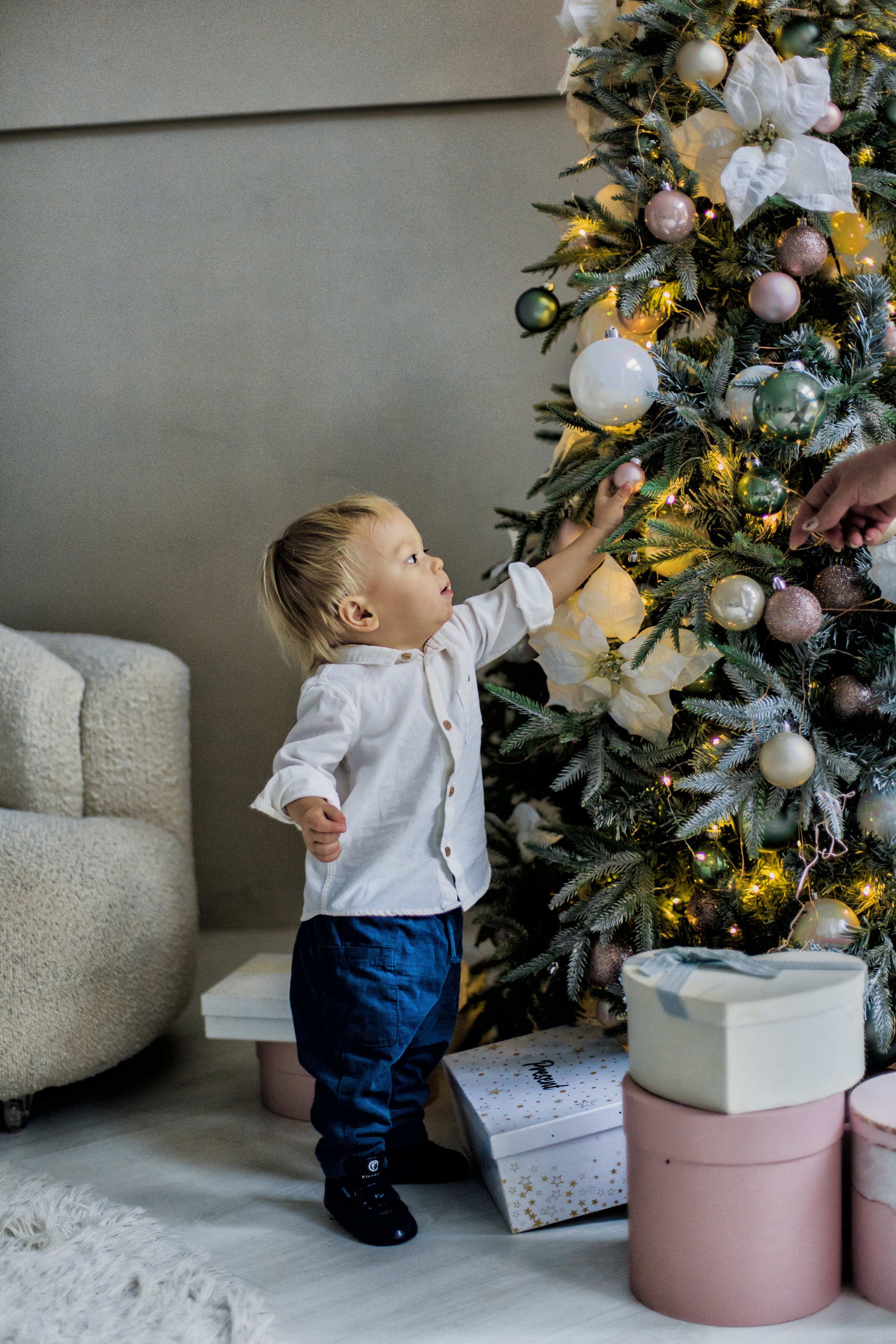 Студийная фотосессия маленького мальчика с родителями и бабушкой. Детский, свадебный и семейный фотограф Юлия Курбатова, Санкт-Петербург