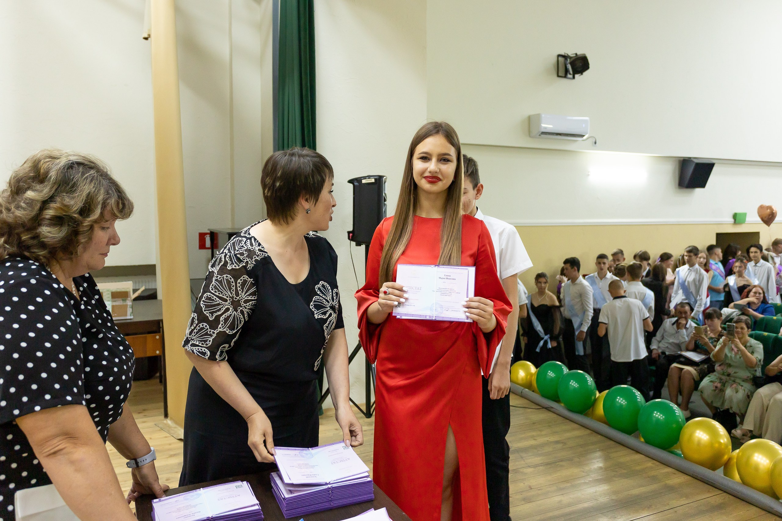 Вручение аттестата и выпускной вечер. Выпускные альбомы Майкоп, Краснодар Елена Золотарева