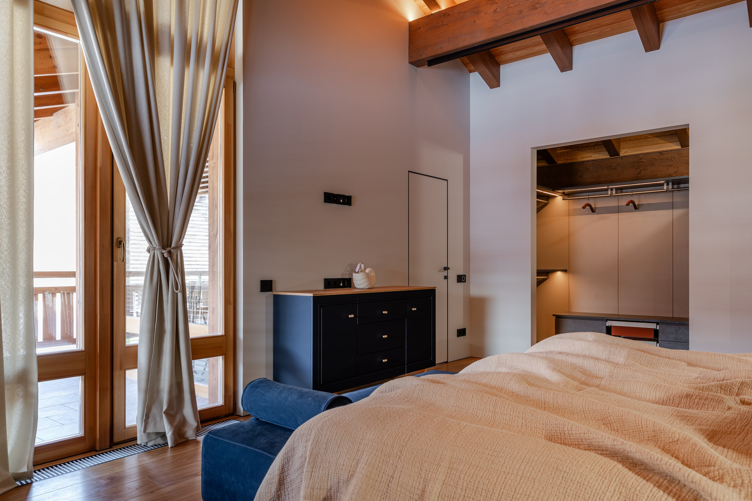 Интерьерная фотосъёмка загородного дома площадью 300 кв м в п. Эстосадок. Интерьерный фотограф Москва