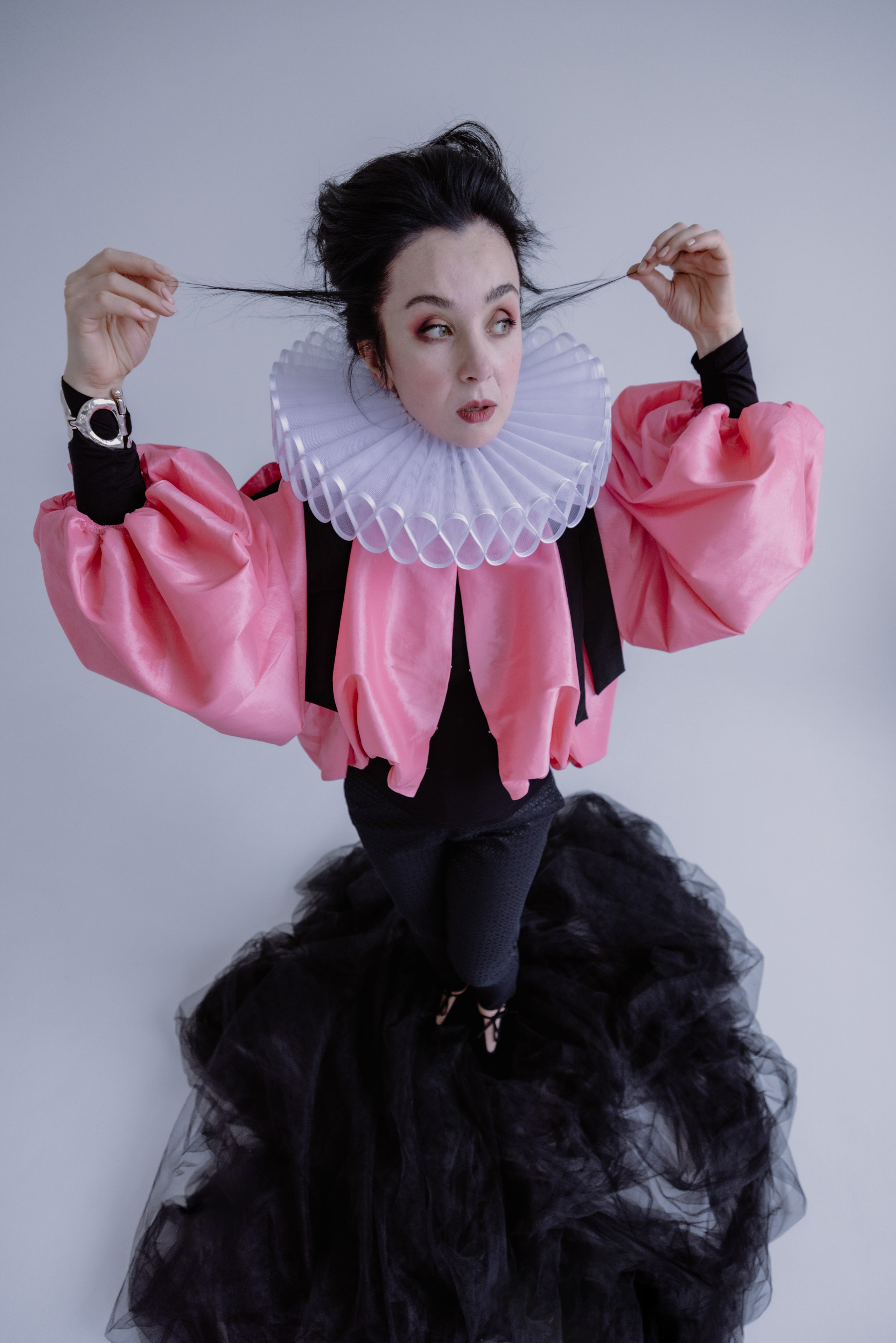 Нана Татишвили, девушка на красном фоне, образ арлекин