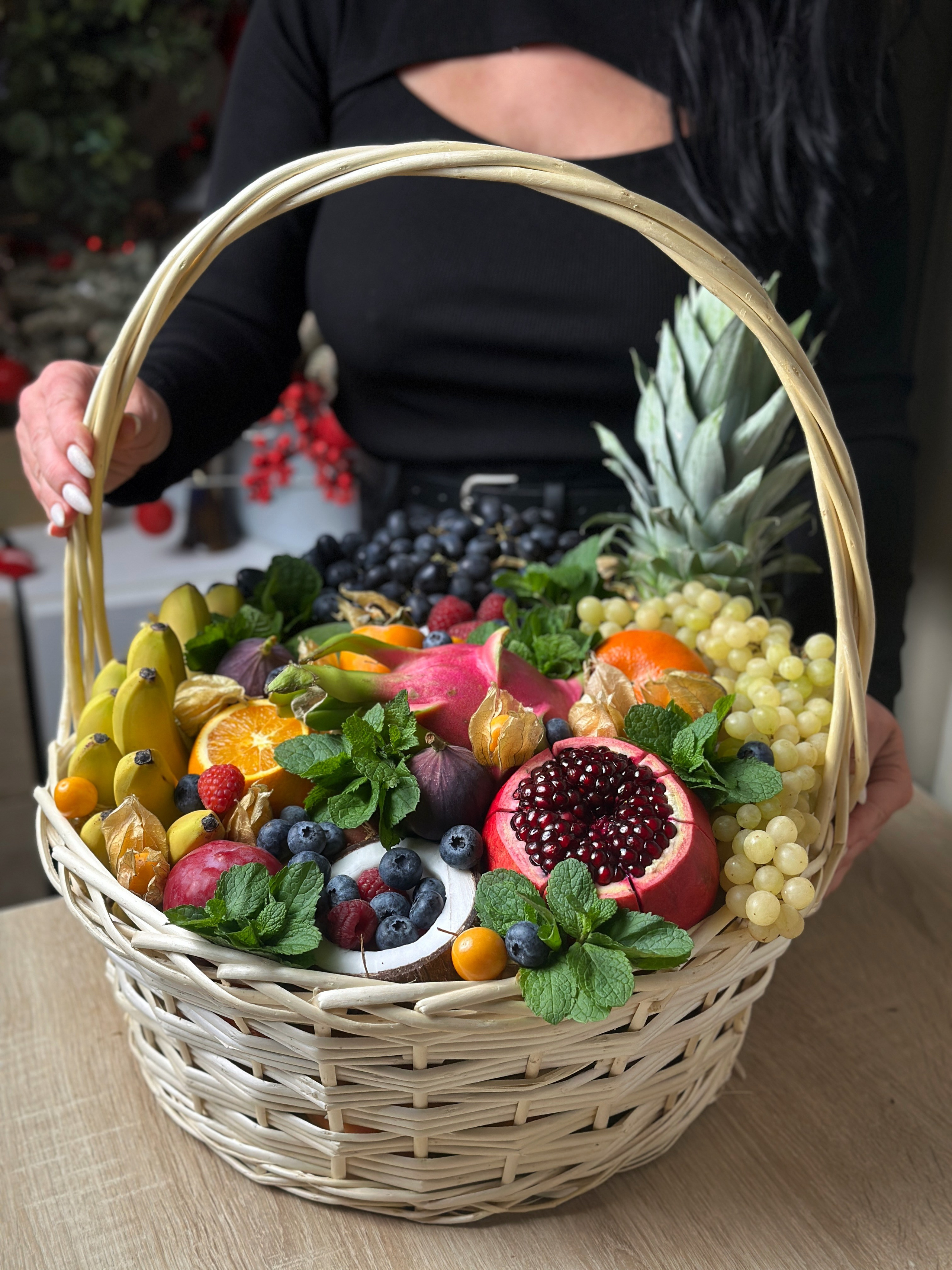 Корзины. Выездной кейтеринг, съедобные букеты, торты и сладости на заказ