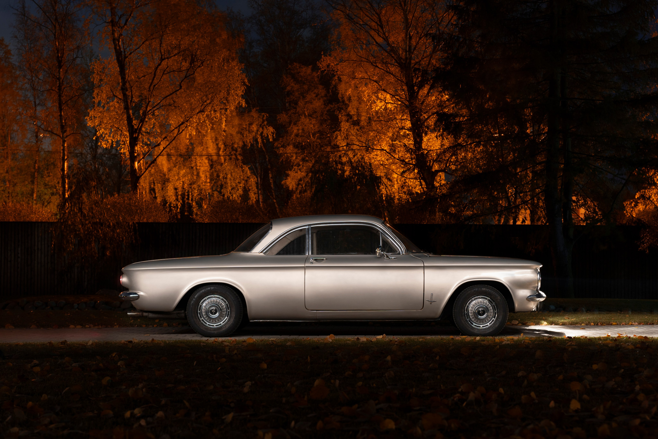 профиль старого американского автомобиля Chevrolet