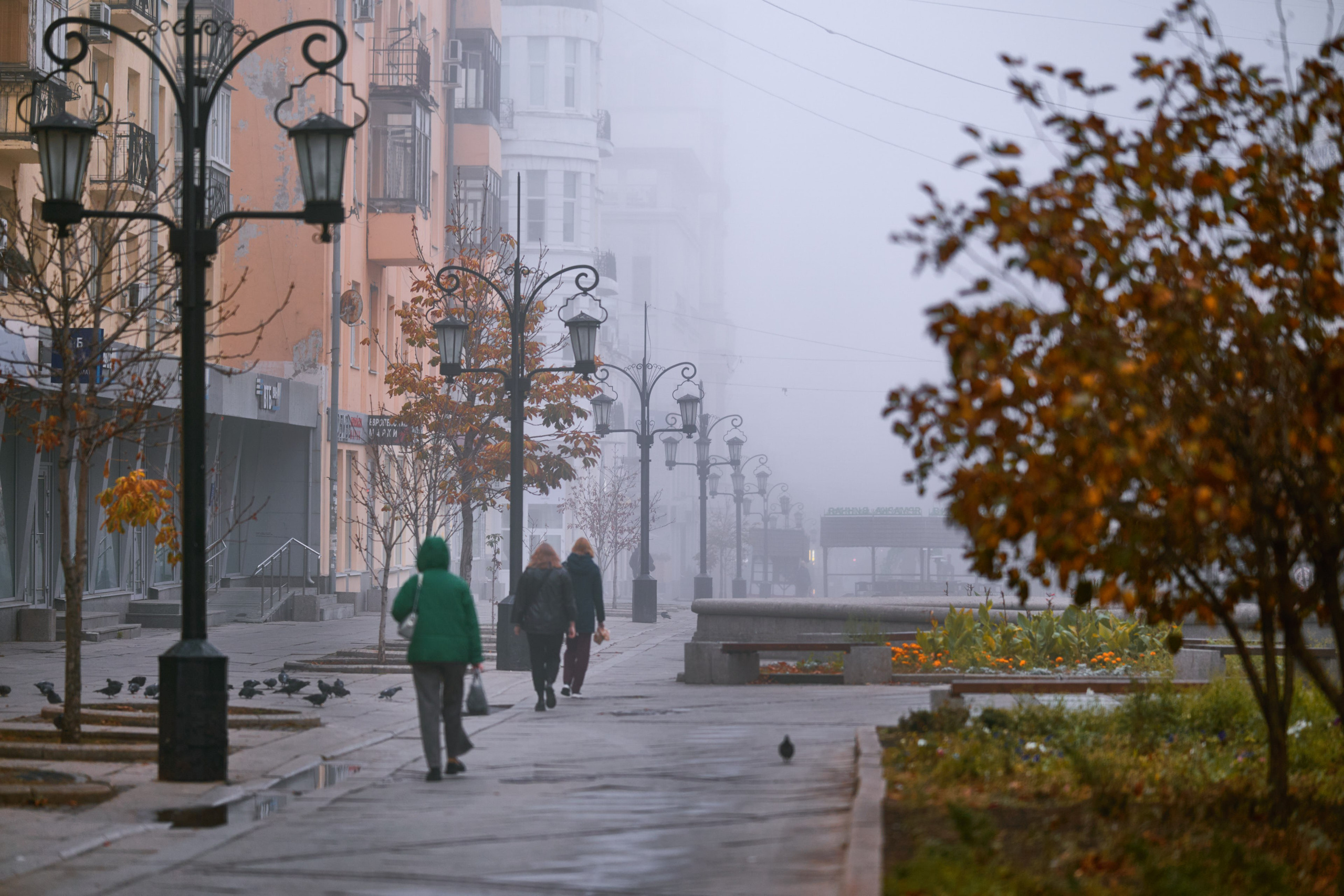 Пешеходы идут на работу в тумане