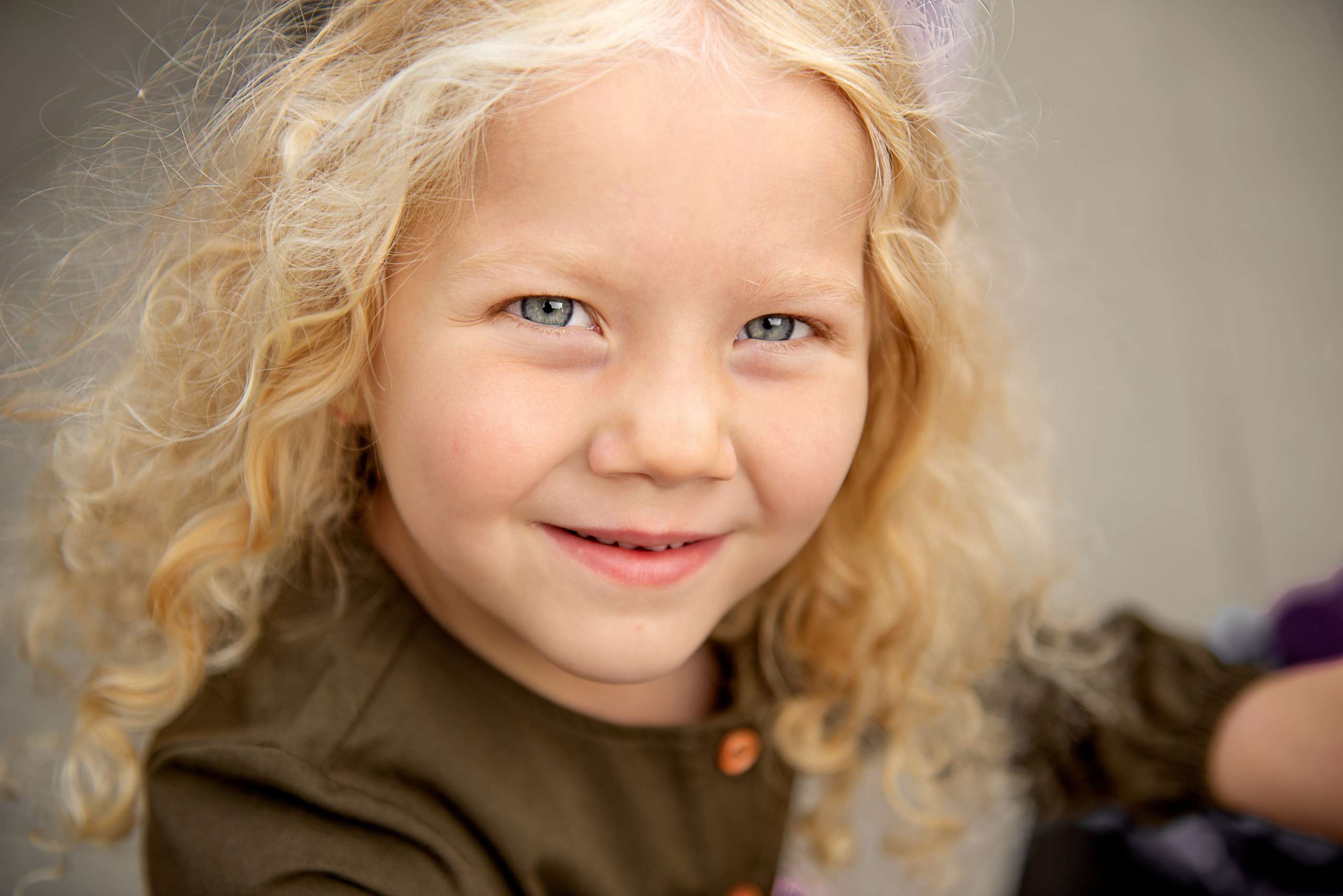 Городская история трех подружек — Бенедикты, Глафиры и Миланы. Детский и семейный фотограф в Москве Ульяна Федорова