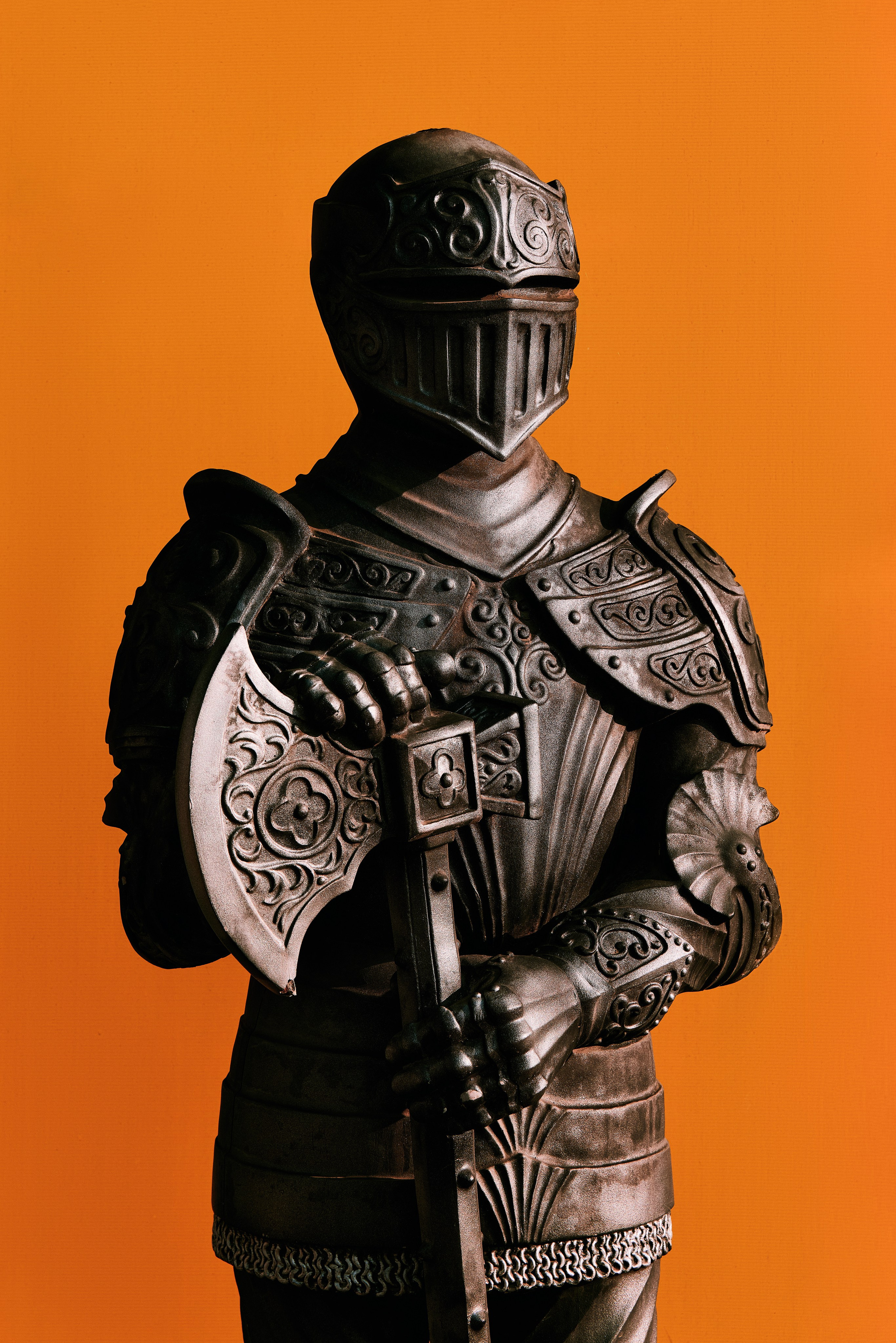 Рыцарь с алебардой на тёмном оранжевом фоне