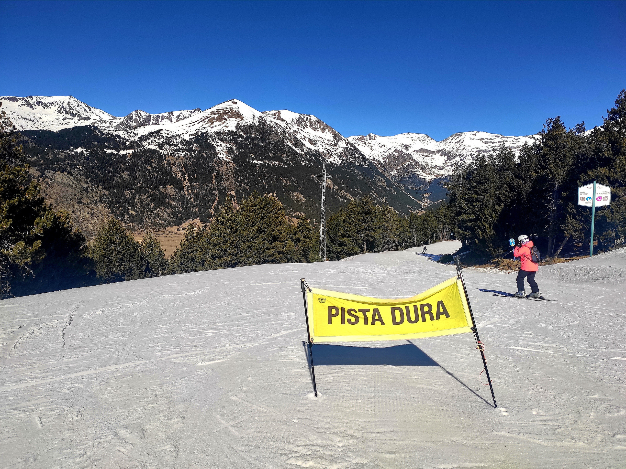 Утром на трассах есть лед, ставят вот такие предупреждения... что Трасса крутая, не будь дурак, не лезь