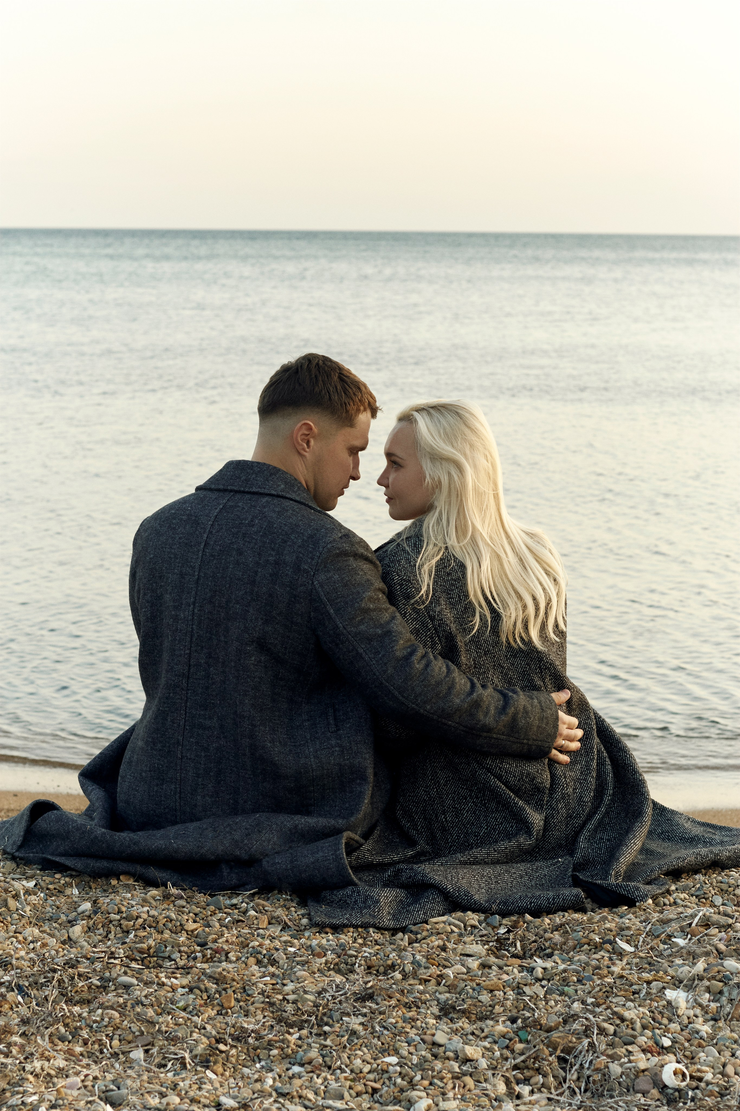 молодая пара возле на берегу моря