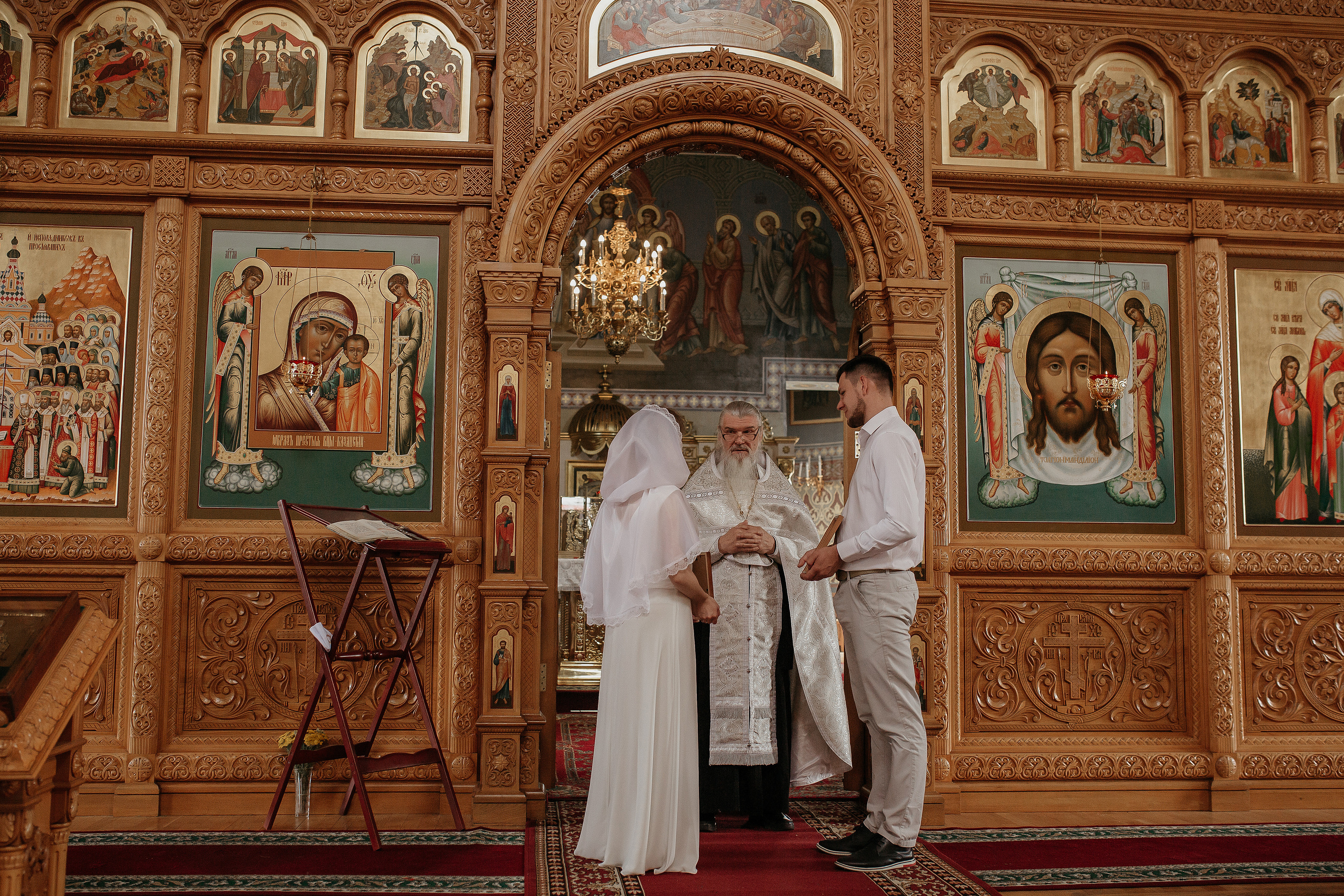 муж и жена после венчания в храме Ташкента