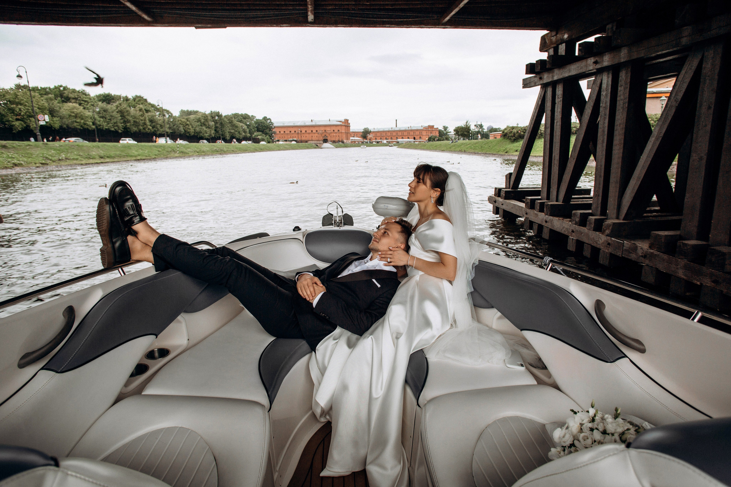Свадьба на катере. Свадебный фотограф в Санкт-Петербурге Вика Стукачева