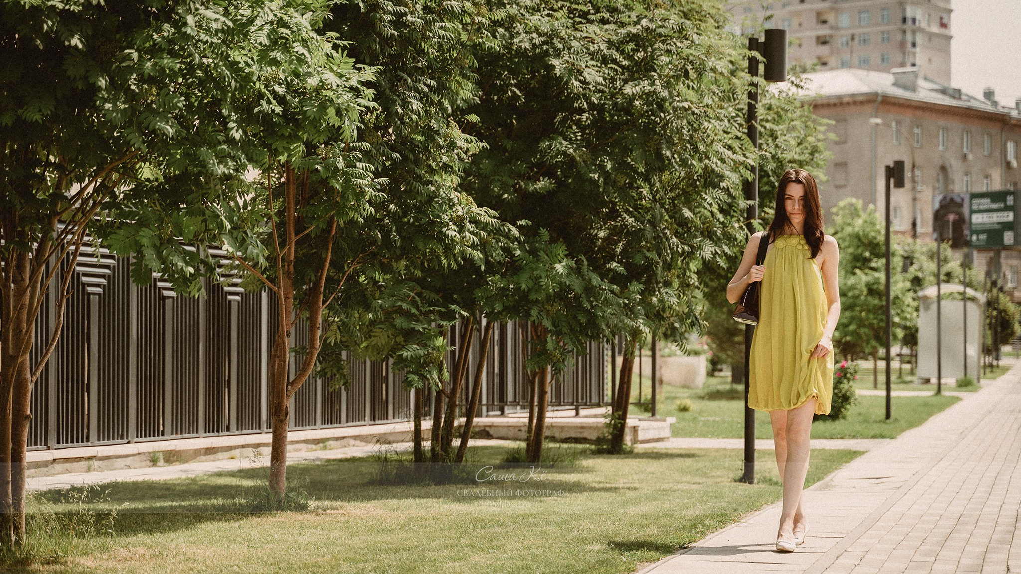 Романтика пары в стиле fashion, стильная фотосессия на прогулка у реки, эмоции и нежность в каждом кадре. Фотограф Новосибирск Саша Кё.