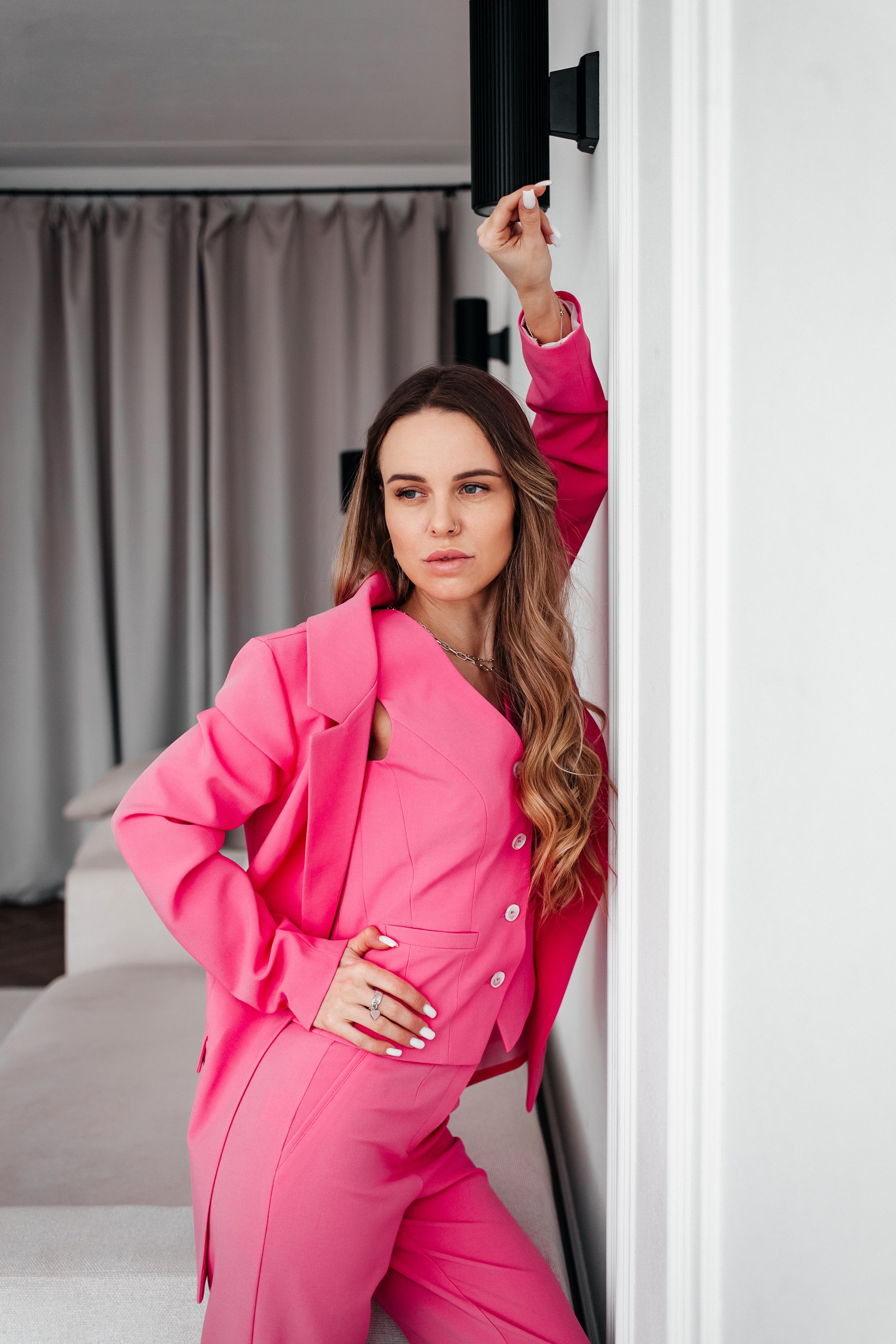 Для каталожной фотографии важно, чтобы все внимание было уделено самим вещам и чтобы они идеально подходили модели. Фотографии одежды для торговых площадок должны быть цветными, а не черно-белыми, чтобы передать истинный цвет и детализацию.   Контент-фотограф в Гродно и Минске