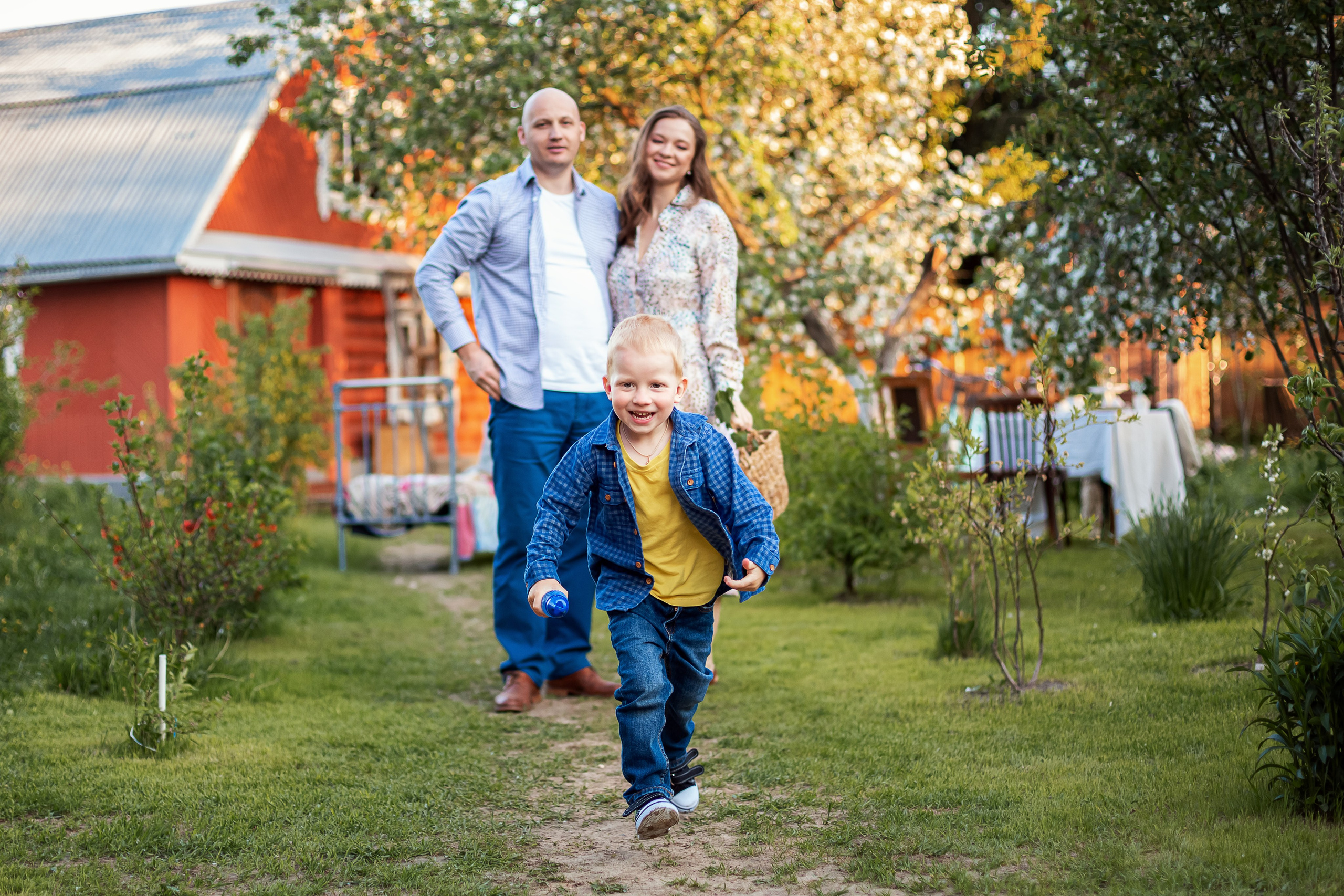 Цветущие яблони. Олеся, Юра и Федя. Семейный и детский фотограф Комина Елена, Власиха, Одинцово