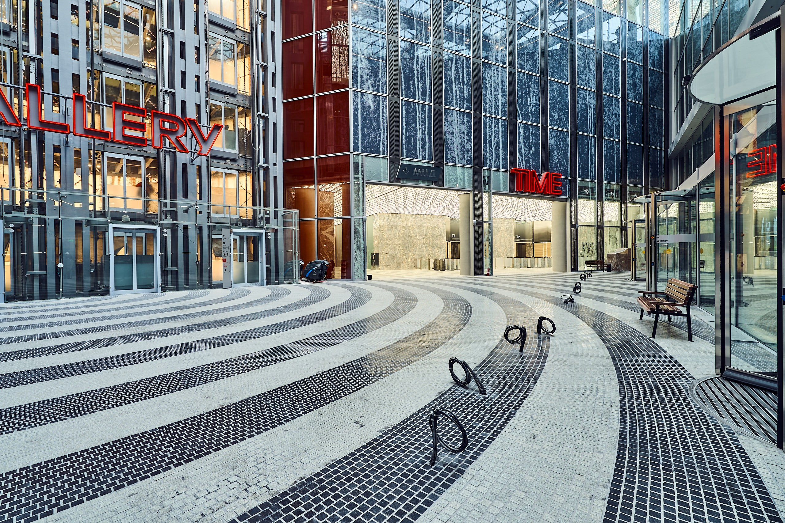 Интерьерное фото в главном лобби бизнес-центра iCity с видом на готовый вход в башню Time и входов в торговую галерею