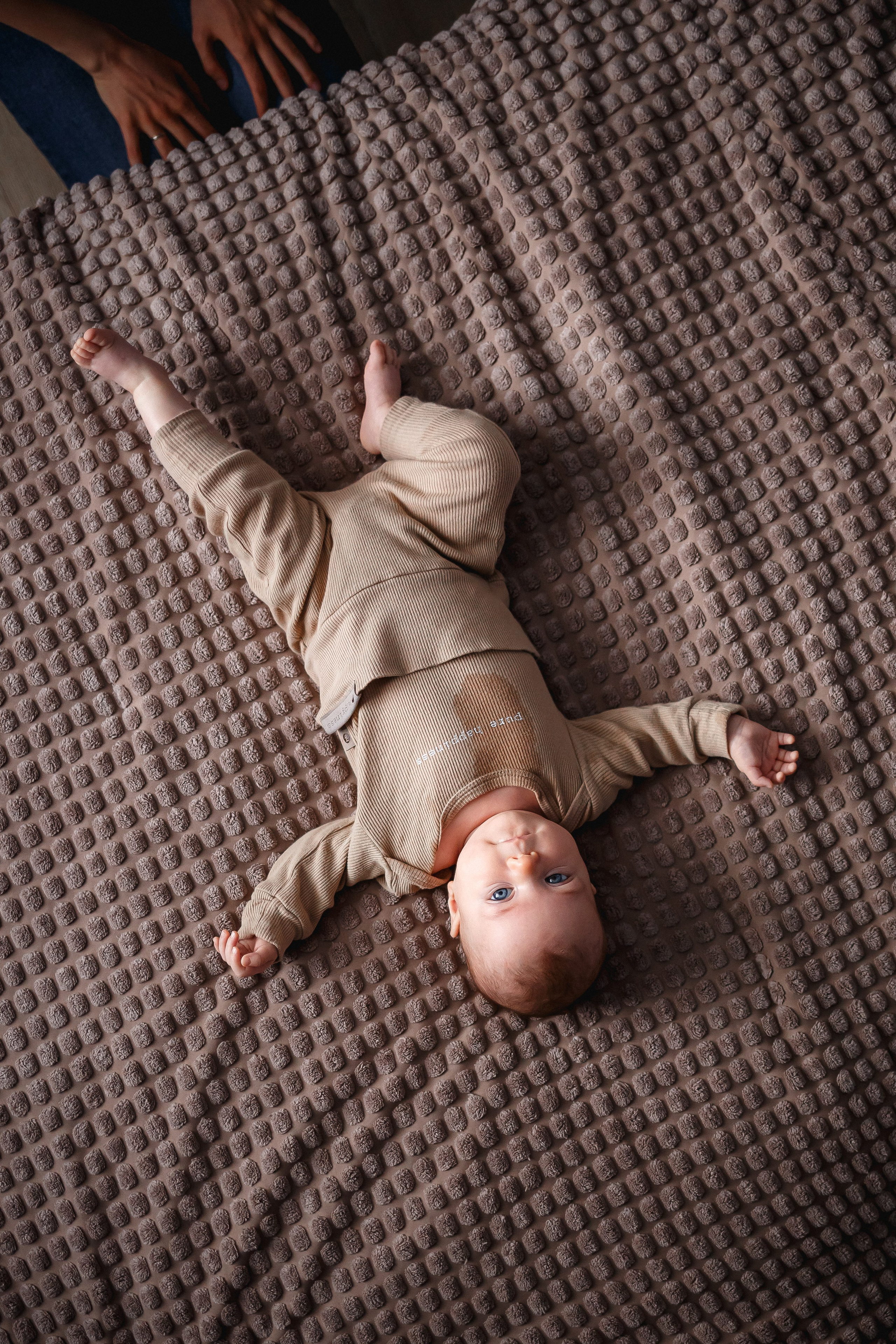 Малышка Катя, родители и бабушка. Домашняя съёмка. Фотограф в Москве Базанова Дарья