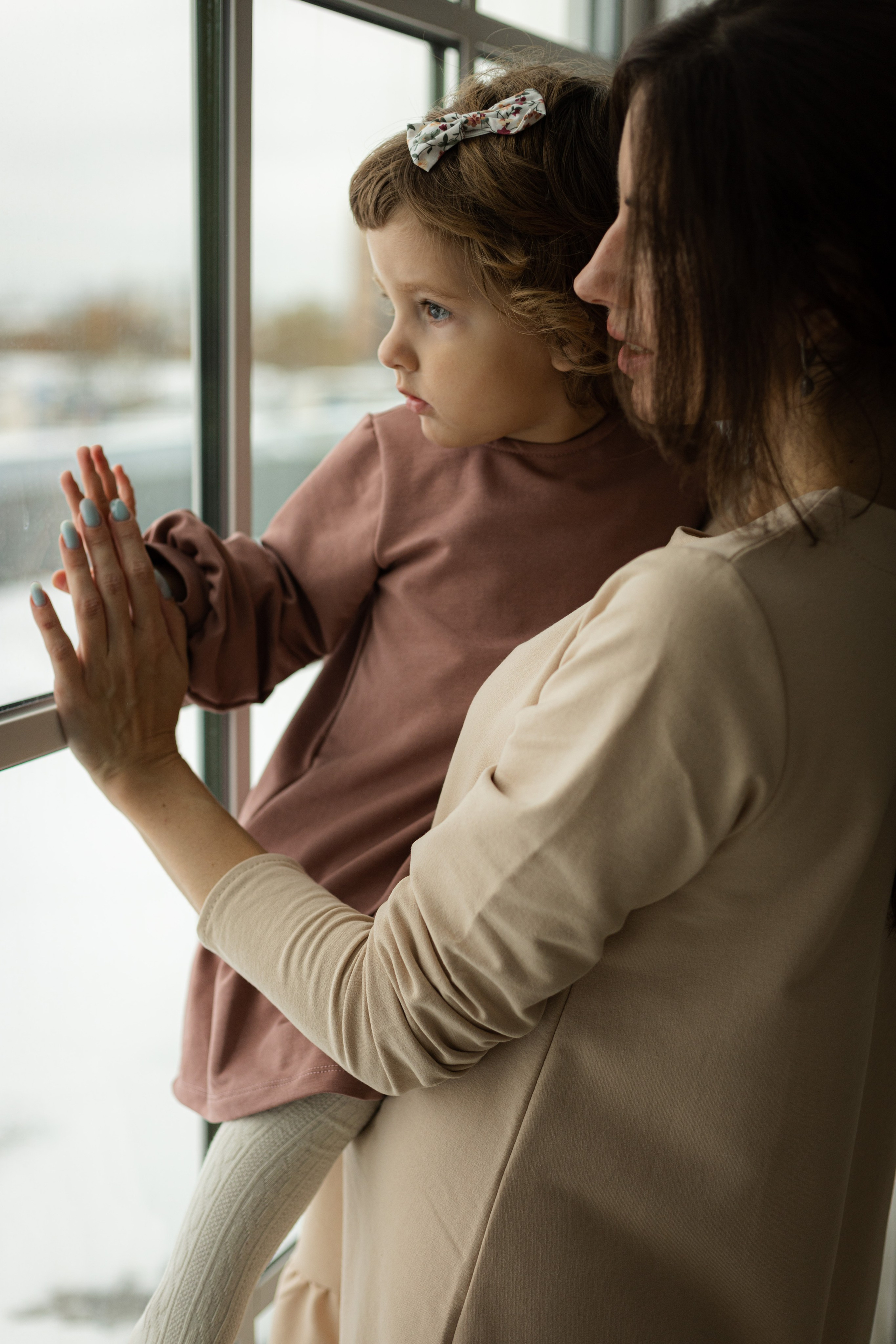 Аксинья и Нина готовят вместе печенье. Студийная фотосессия мамы и дочки в lifestyle стиле. Семейный и детский фотограф в Санкт-Петербурге Павлова Елена