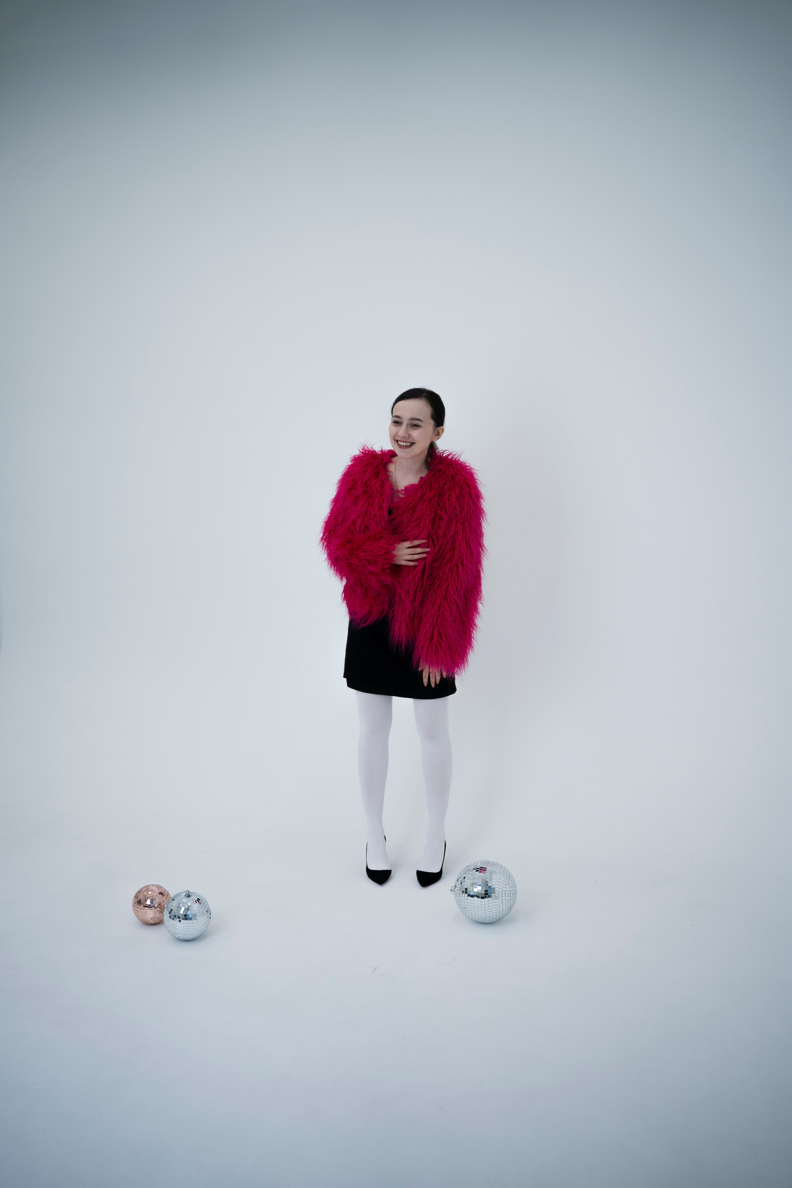 ДЕВОЧКА НА ШАРЕ. Главная