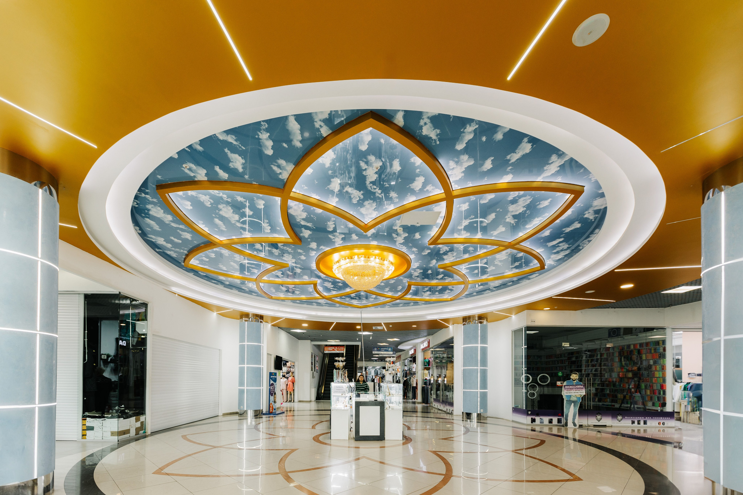 Архитектурная съемка фасада ТЦ Royal. Photographer and videographer for wedding in Italy: Rome, Milan, Venic