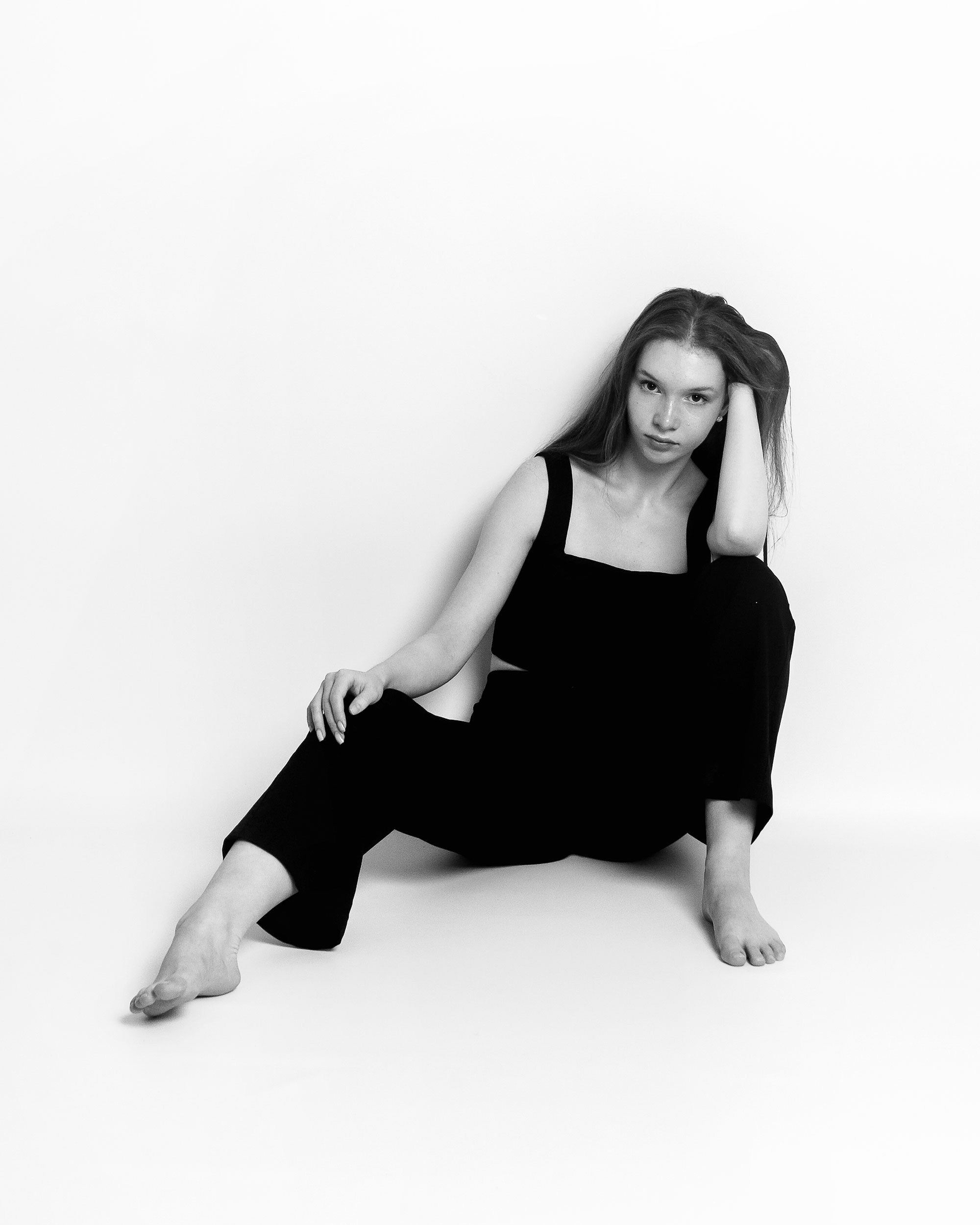 позирование сидя  на полу для девушки в брюках 