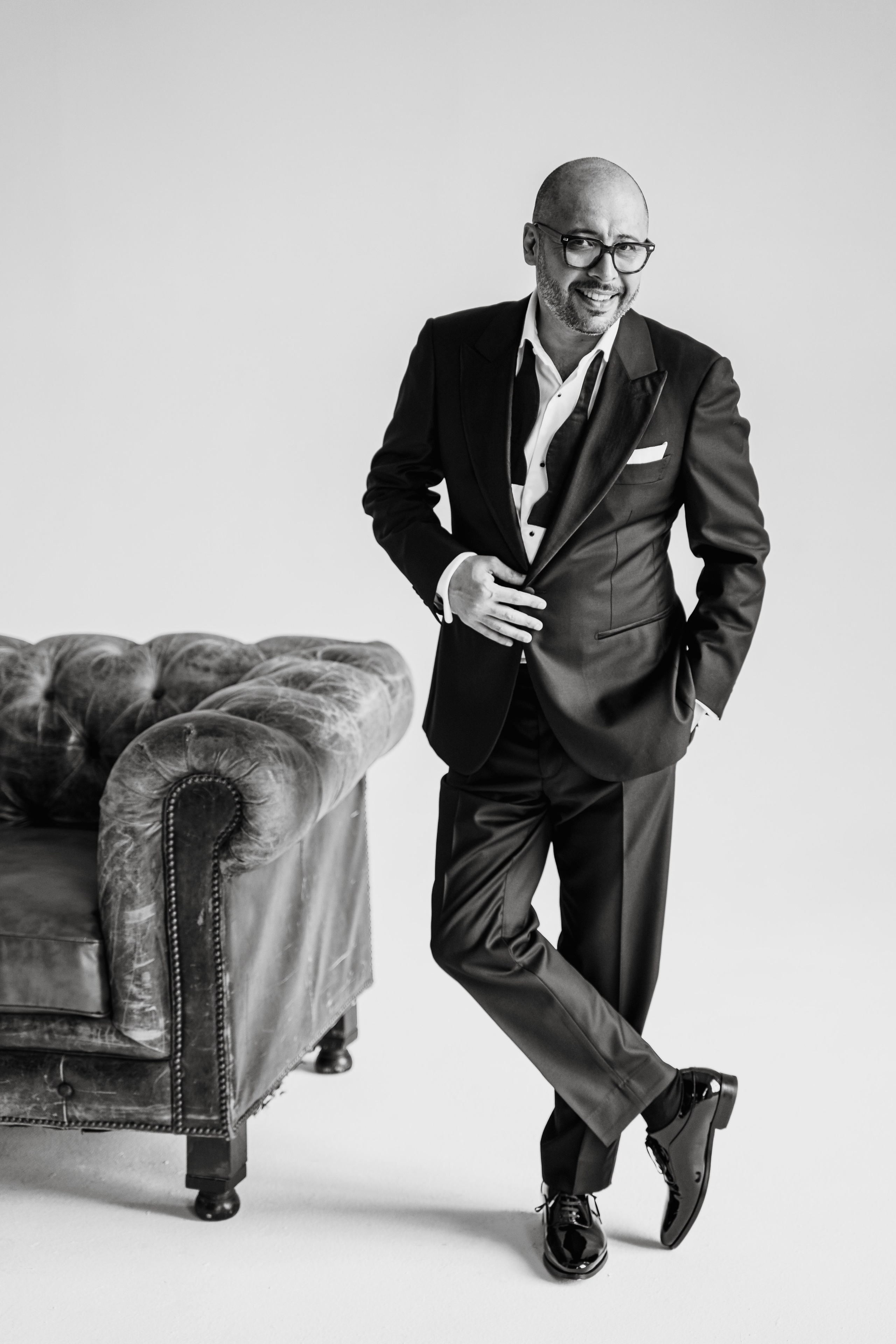 Эмоциональный кадр мужчины-композитора — персональный стиль и харизма.