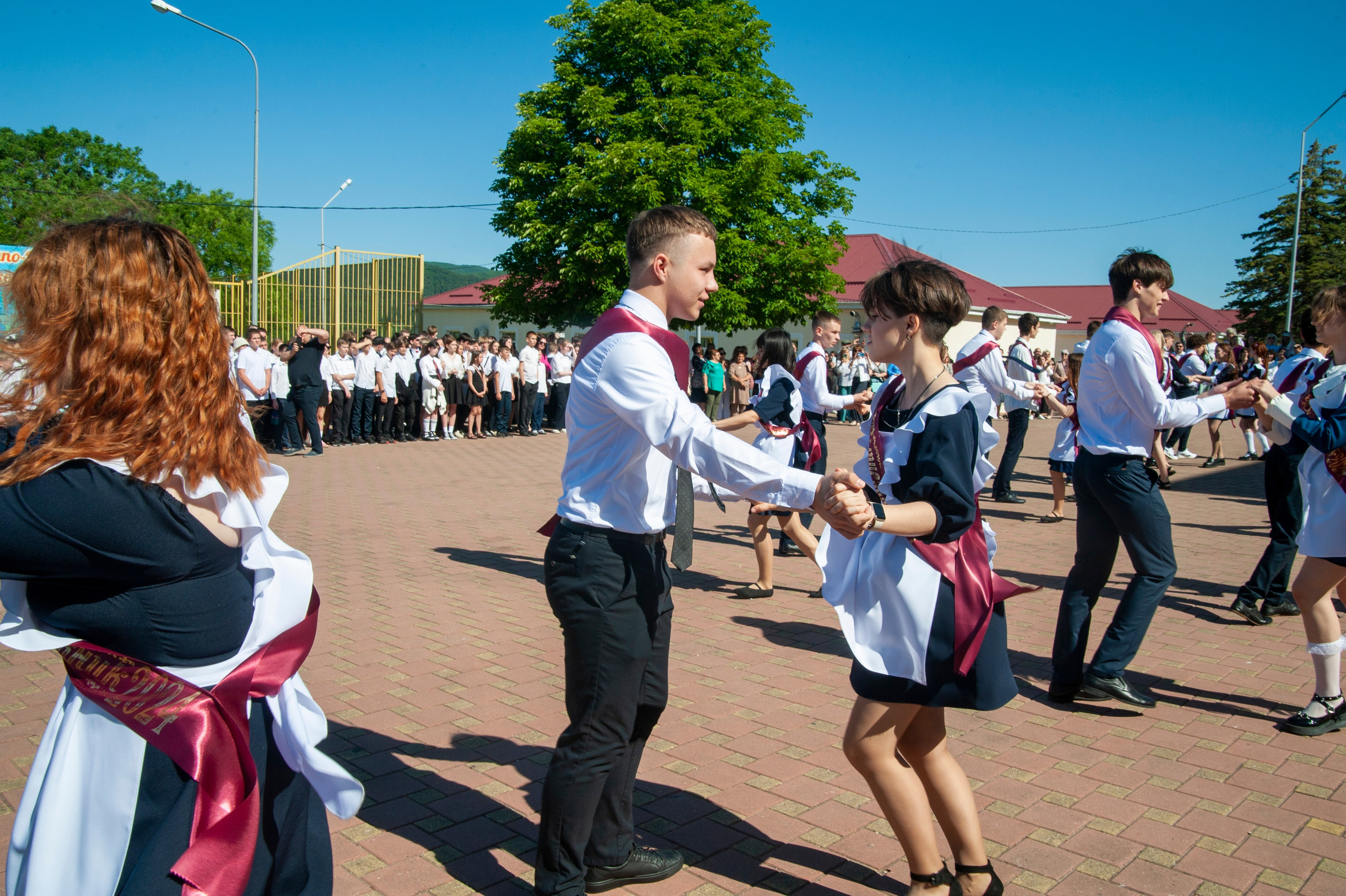 Последний Звонок МАОУ СОШ № 17 им. Эдуарда Есаяна — Архипо-Осиповка. Свадебный и семейный фотограф Денис Лукьянов в Краснодаре, Краснодарском крае и Республике Крым