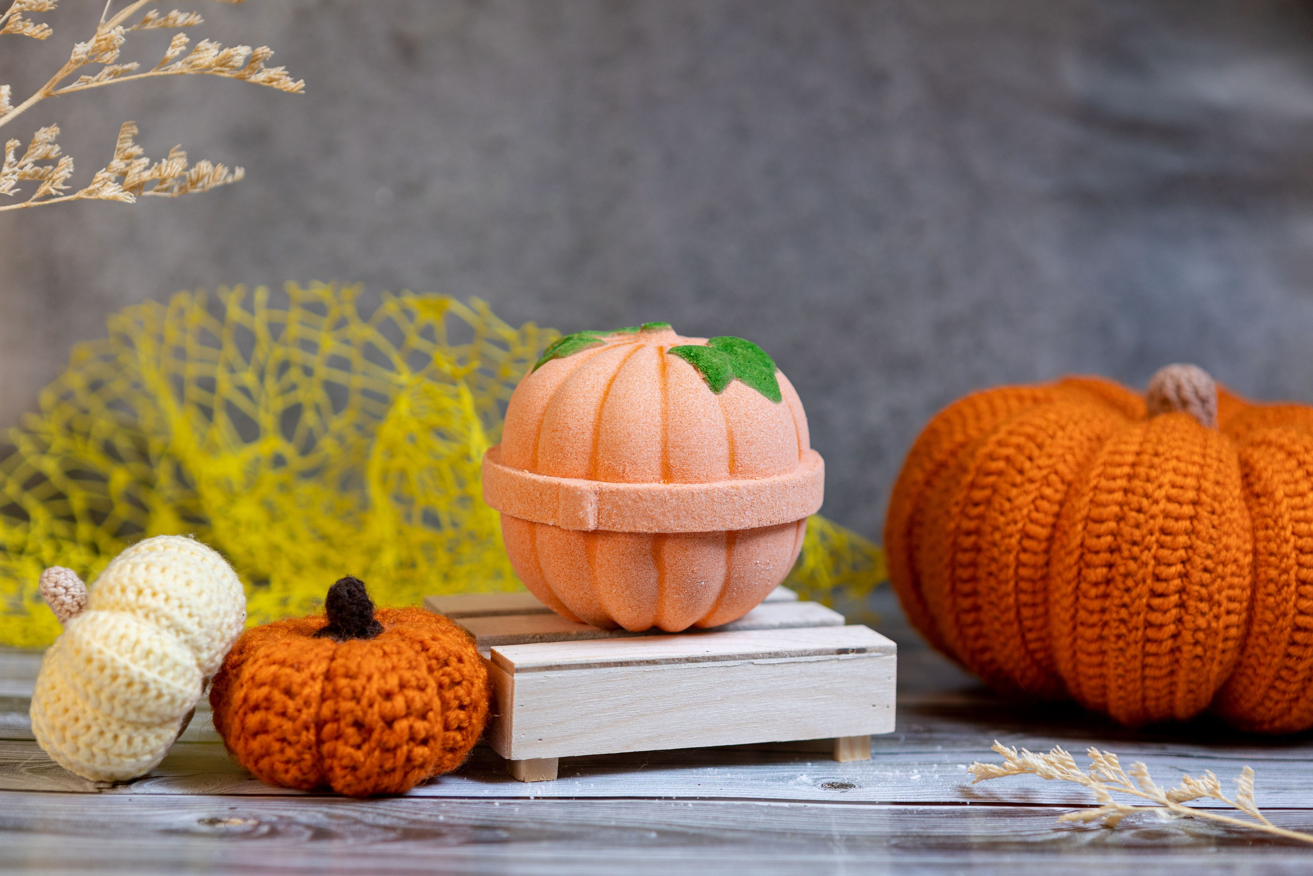 В составе белая глина — универсальный ингредиент, который отлично подходит для ухода за сухой и обезвоженной кожей, помогает справиться с ощущением стянутости и шелушением.Глина глубоко очищает поры и оказывает абсорбирующее действие, глубоко проникая в кожу. Словно маска для лица, но в формате ванны 