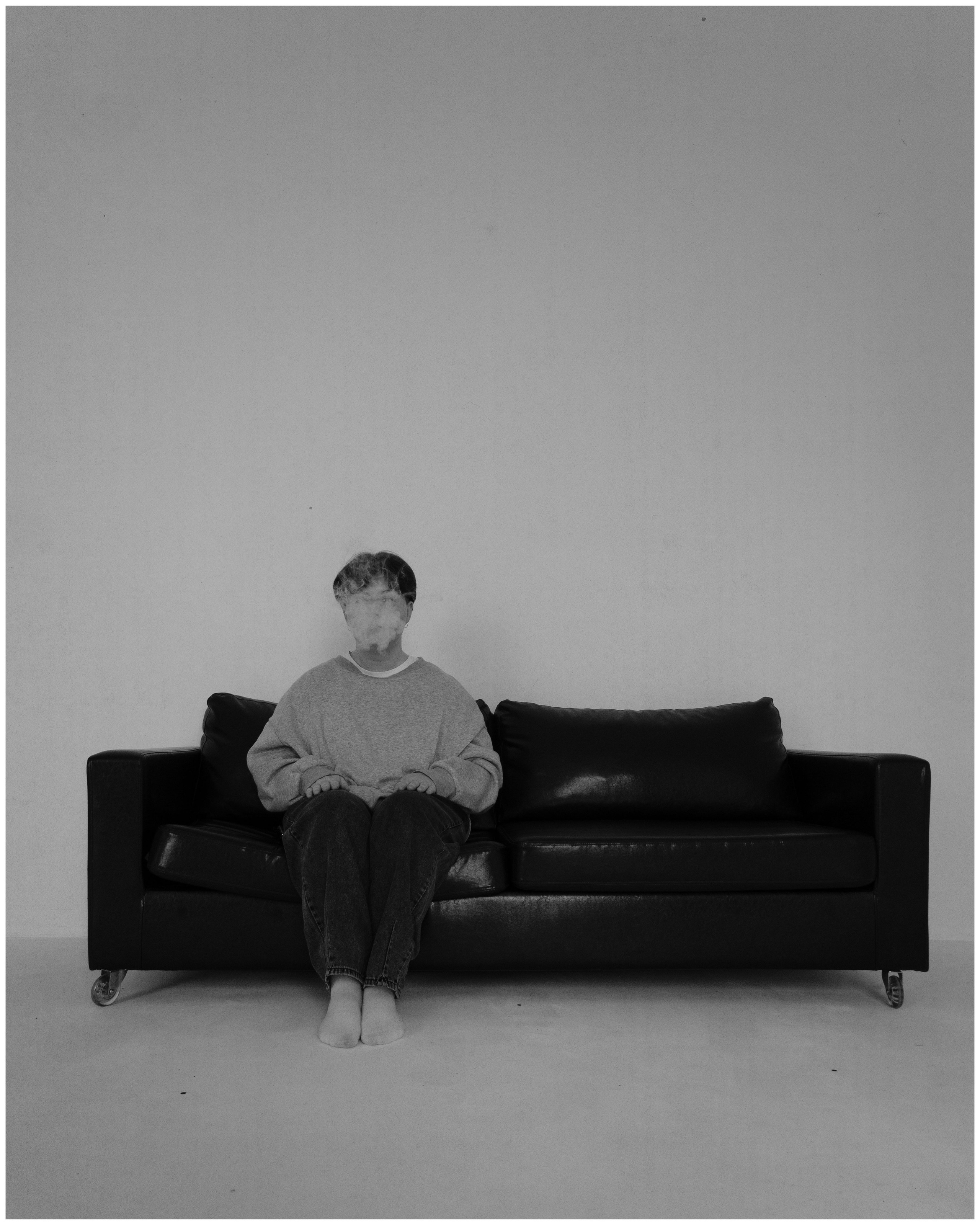 Женская съемка в студии на нейтральном фоне