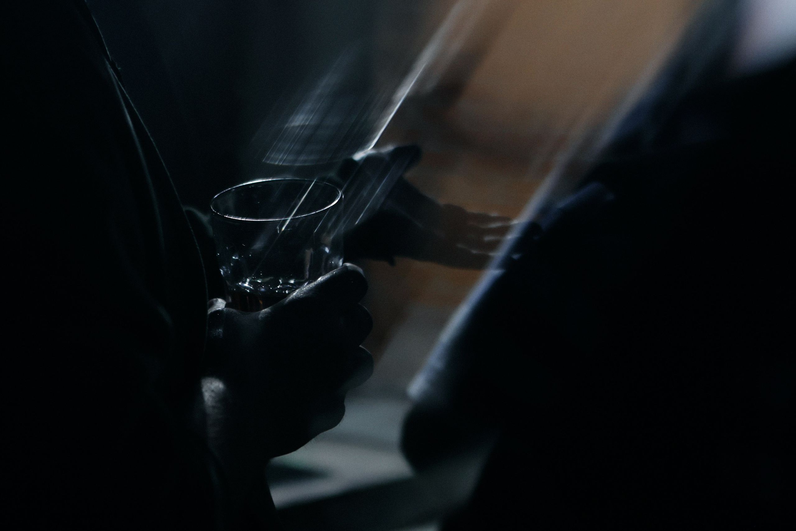 стакан в руке