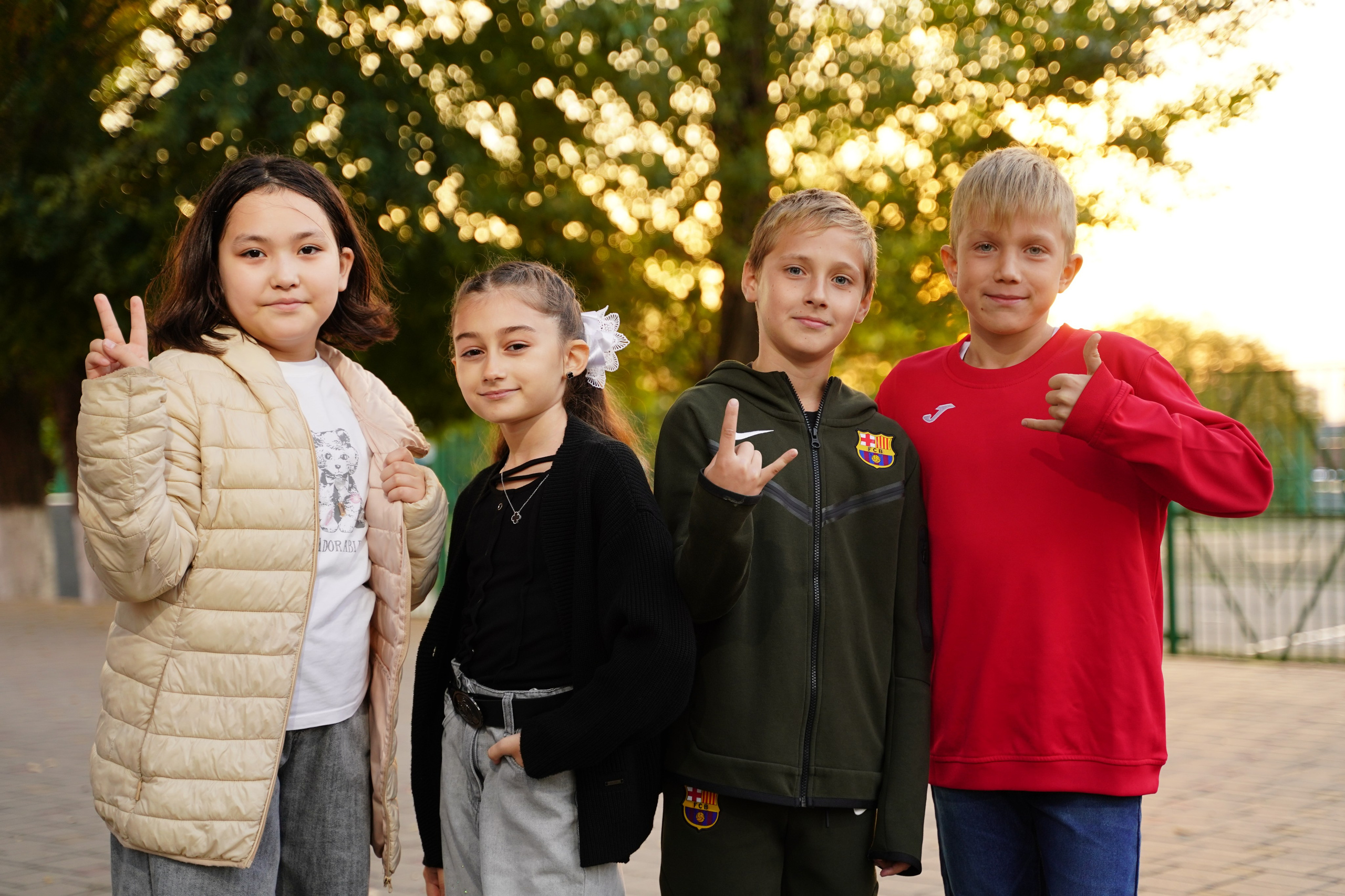 Фото с другом. MEMENTO.Выпускные альбомы, школьные, юбилейные и другие книги. Ростов-на-Дону