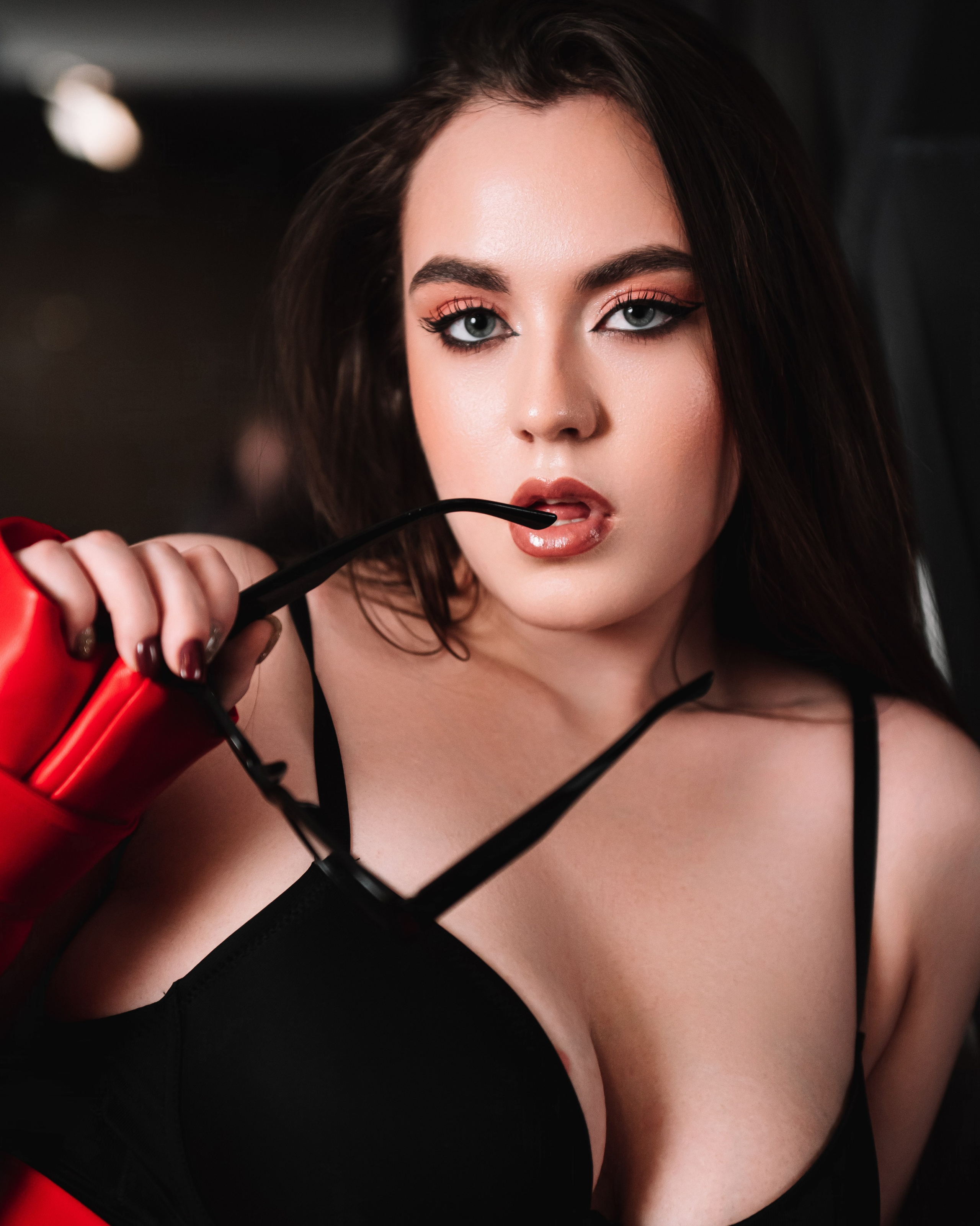 Сексуальная фотосессия в красном кожаном плаще в г. Кемерово