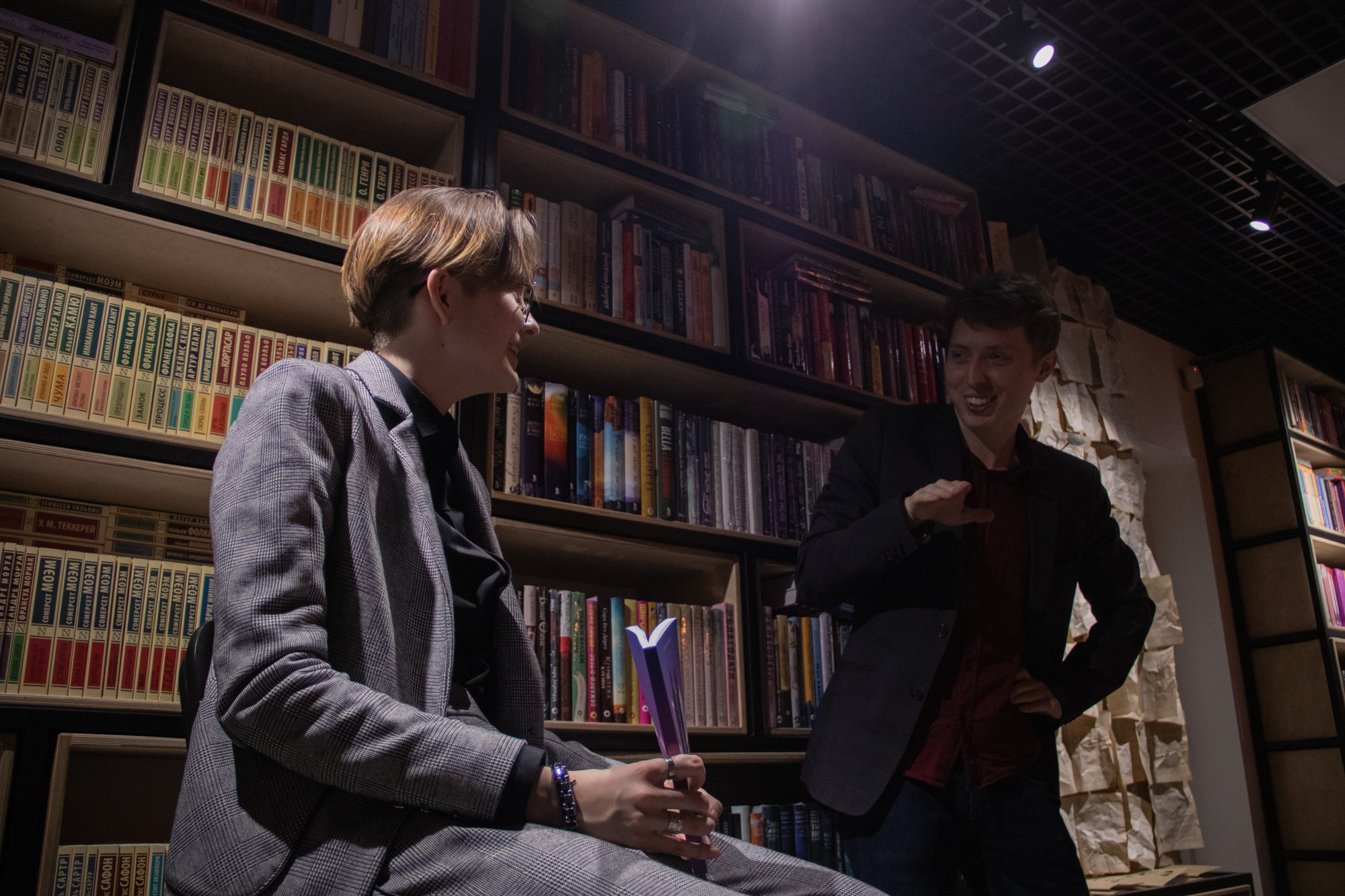 Презентация книги в кофейне «Издательство кофе». Репортажный, промышленный и маркетплейс-фотограф Дмитрий Чернат