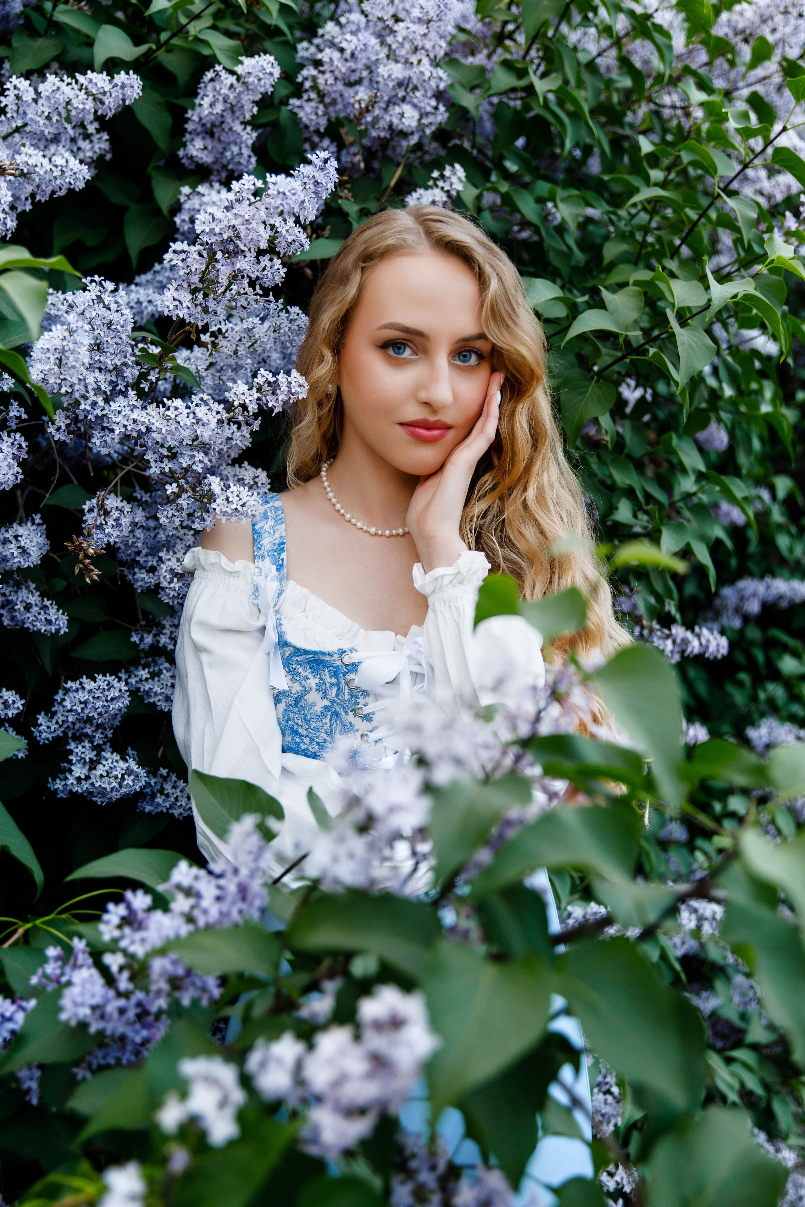 Фотосъемка в цветущей сирени. Модель Ангелина. Фотограф Яков Поспехов