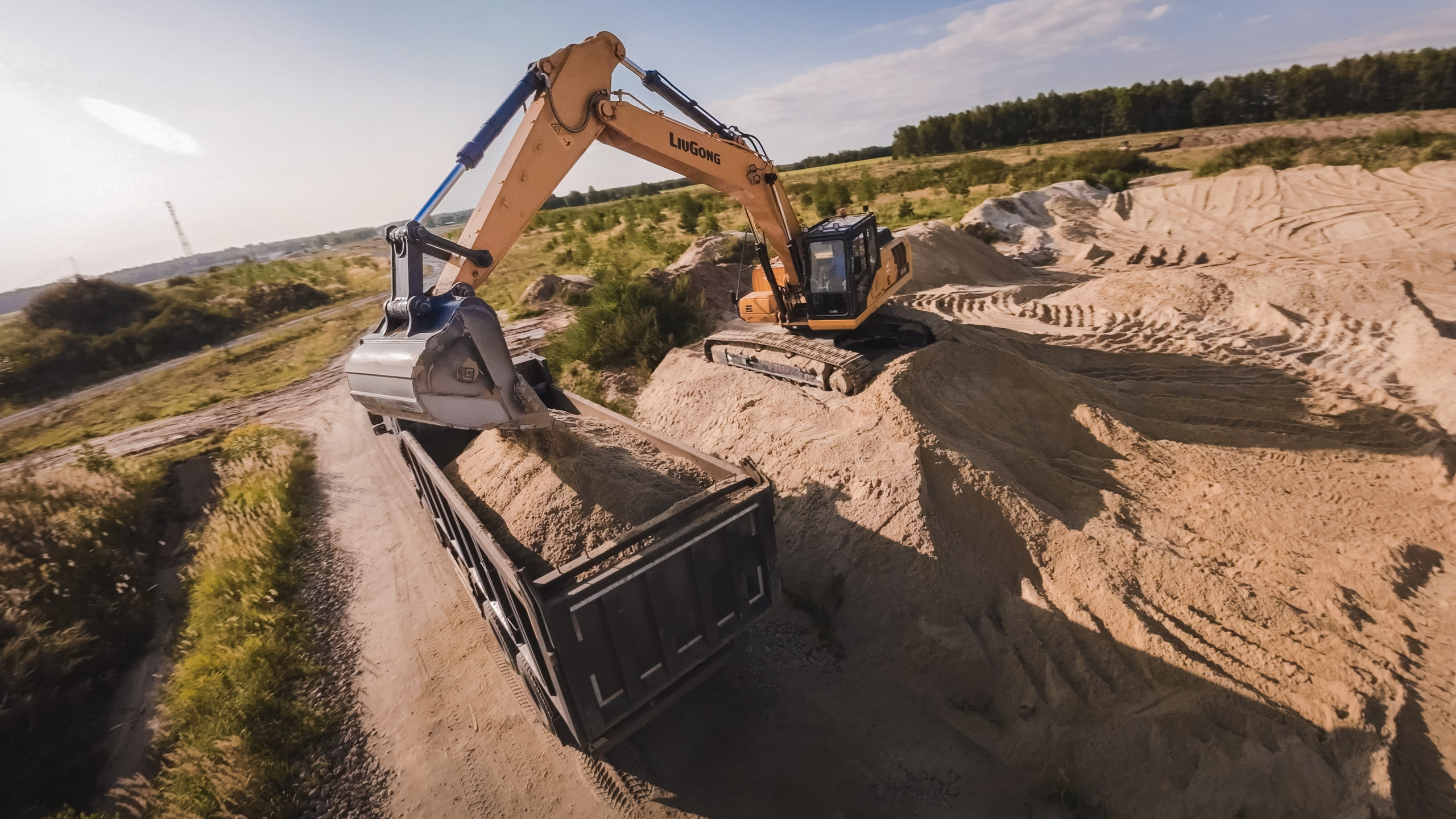 Спецтехника для вырубки и заготовки леса, специальный грузовой автомобиль для погрузки и выгрузки бревен, во время работы