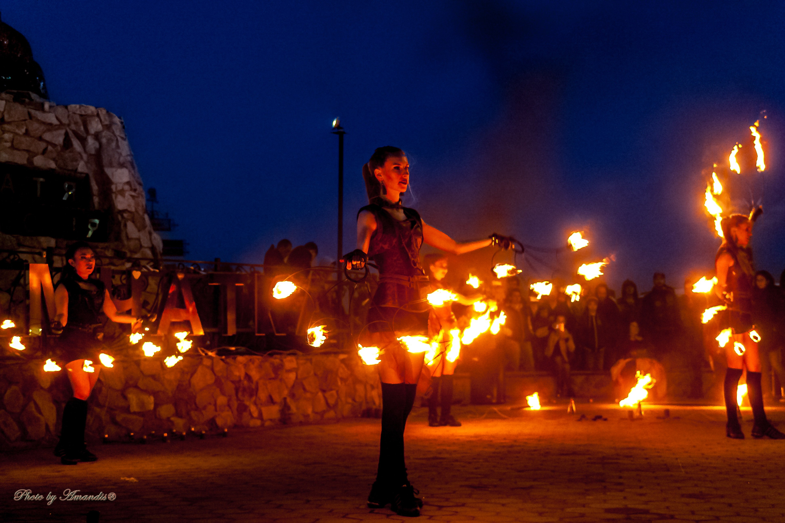 Огненное шоу у памятника «Здесь начинается Россия». Камчатка. Май 2017. Репортажная съемка в Москве и области. Анималистика