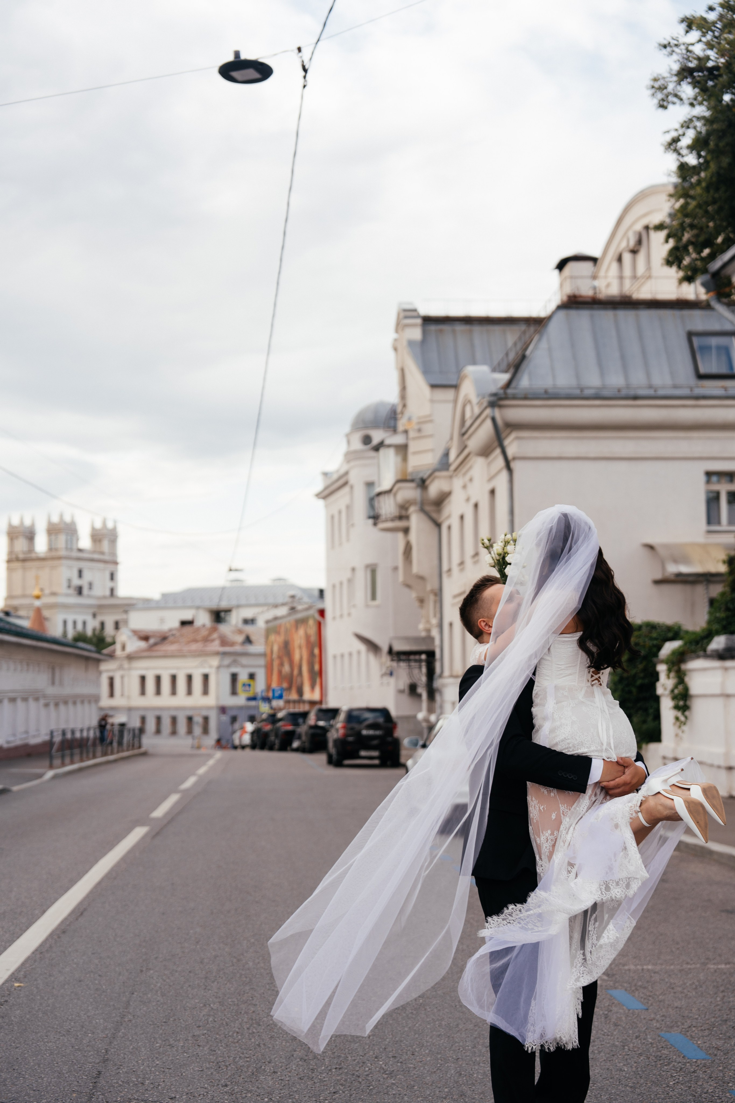 Свадебная фотосессия в Москве у высотки на Котельнической набережной. Свадебный фотограф в Москве Анна Полушина
